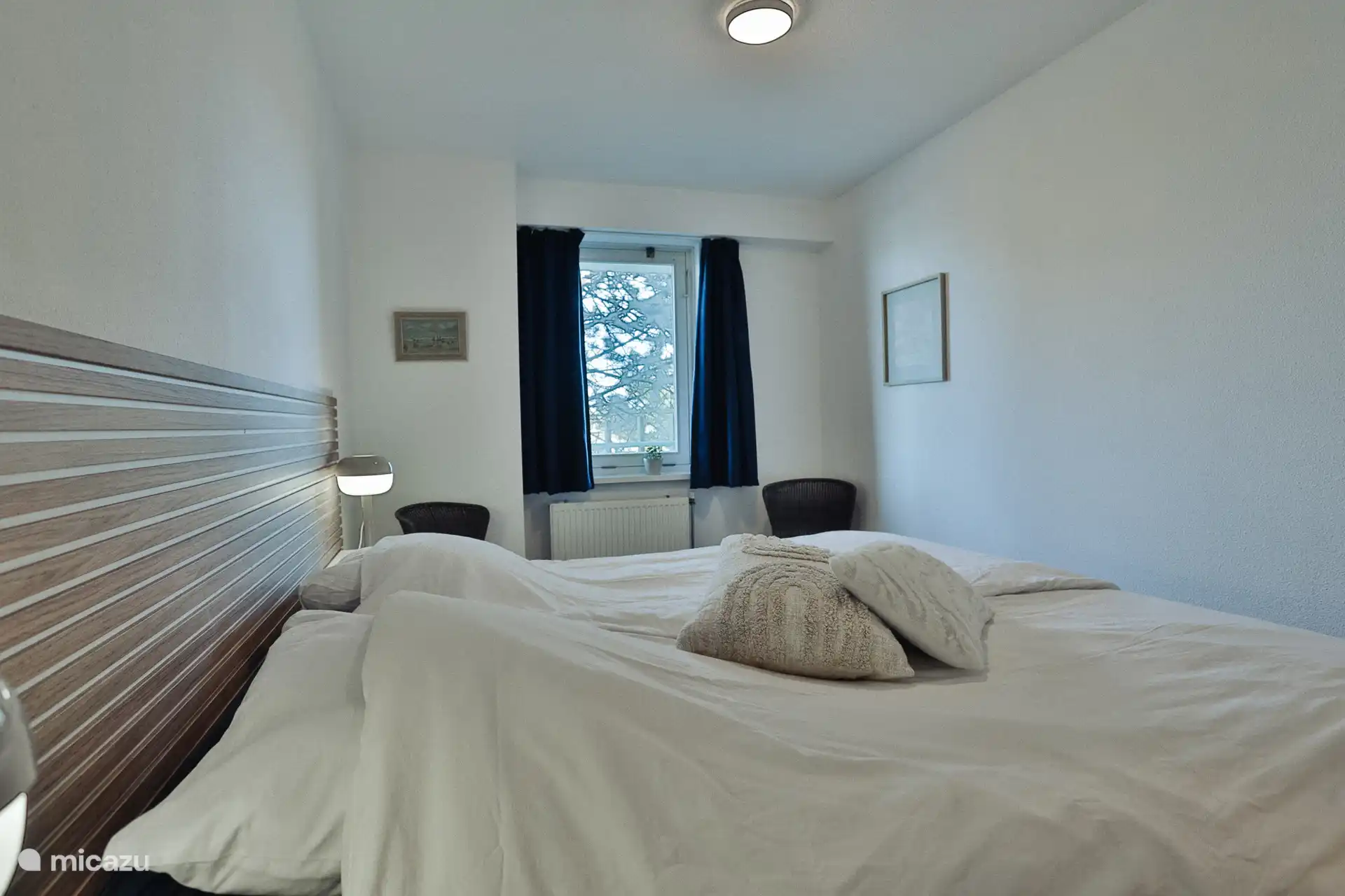 Dormitorio principal con cama Royal Auping de 180x200.