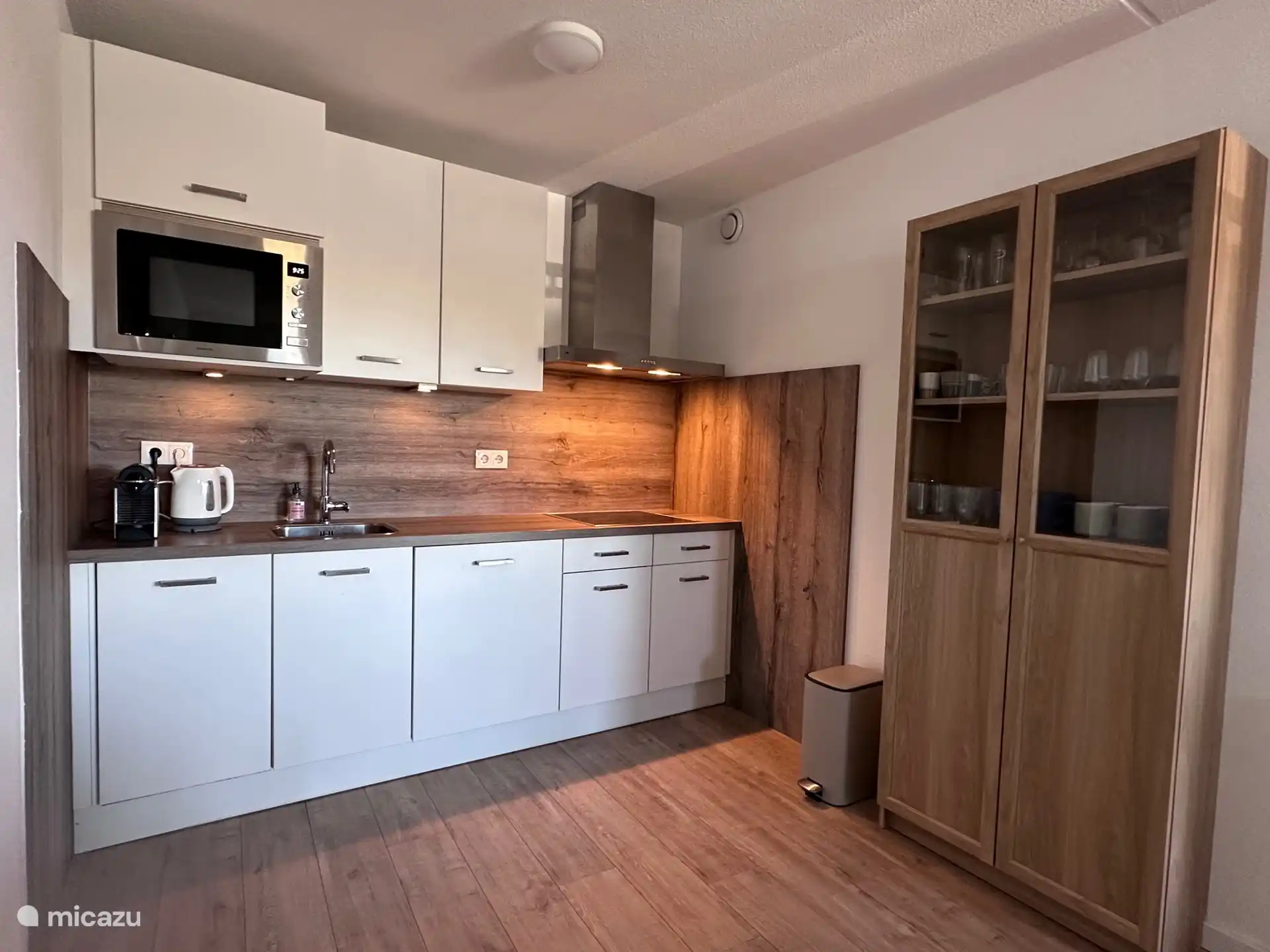 Kitchen with induction hob, extractor hood, dishwasher, filter, Senseo and Nespresso machines, kettle, toaster etc etc