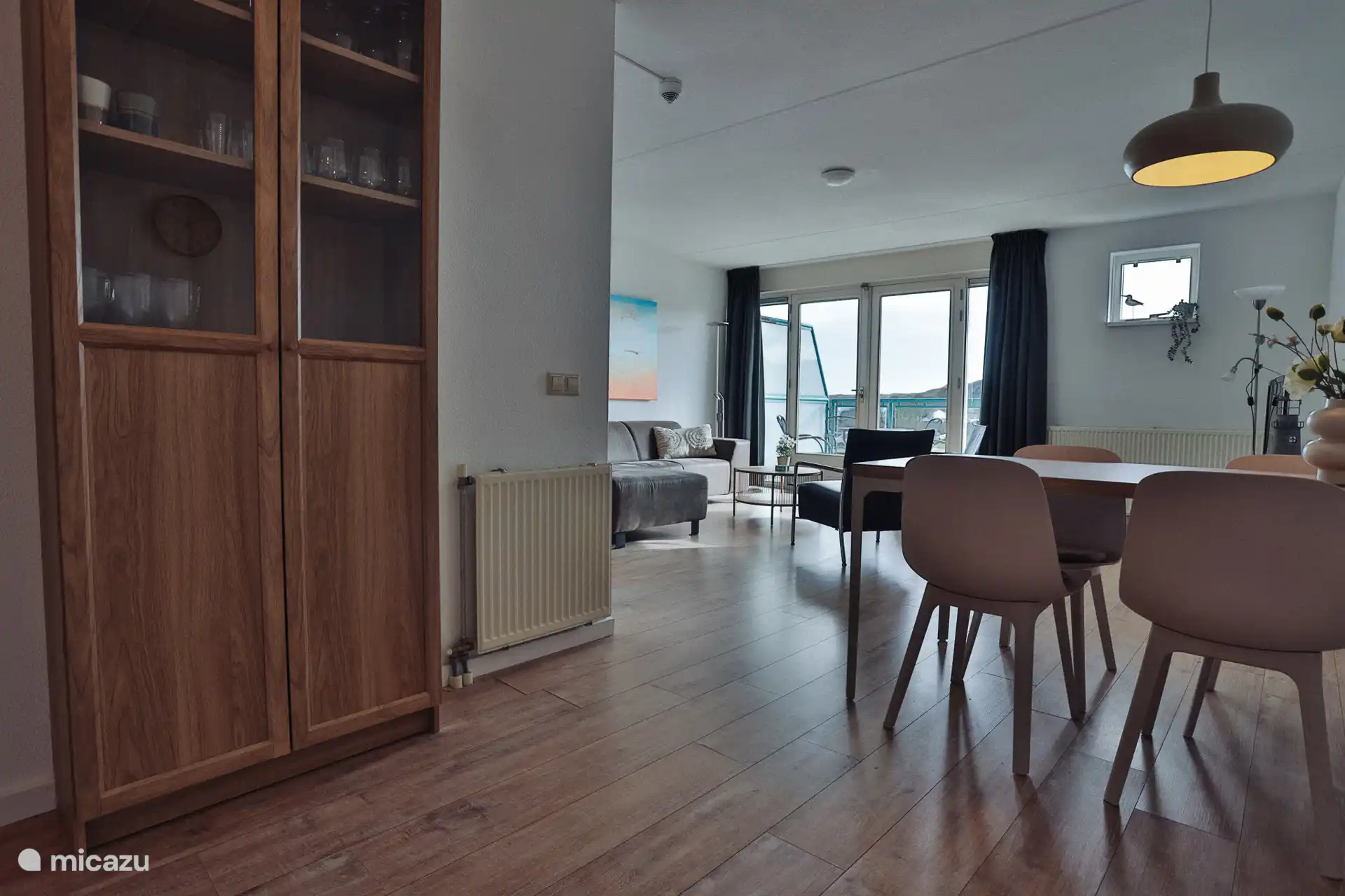 Hay un filtro, un senseo y una cafetera Nespresso disponibles. En este armario puedes elegir tu favorito.