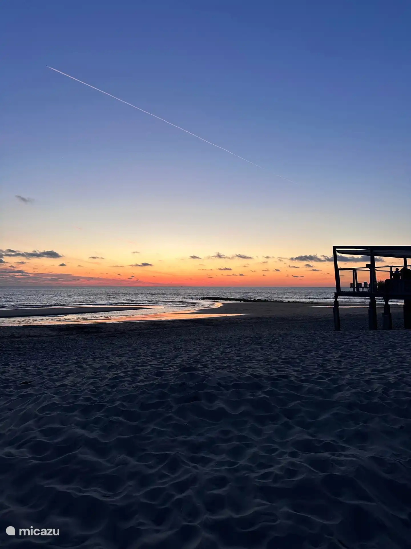 A la derecha se puede ver el pabellón de playa Zee van Tijd (a poca distancia a pie), al igual que Paal 6, este pabellón está aún más cerca.