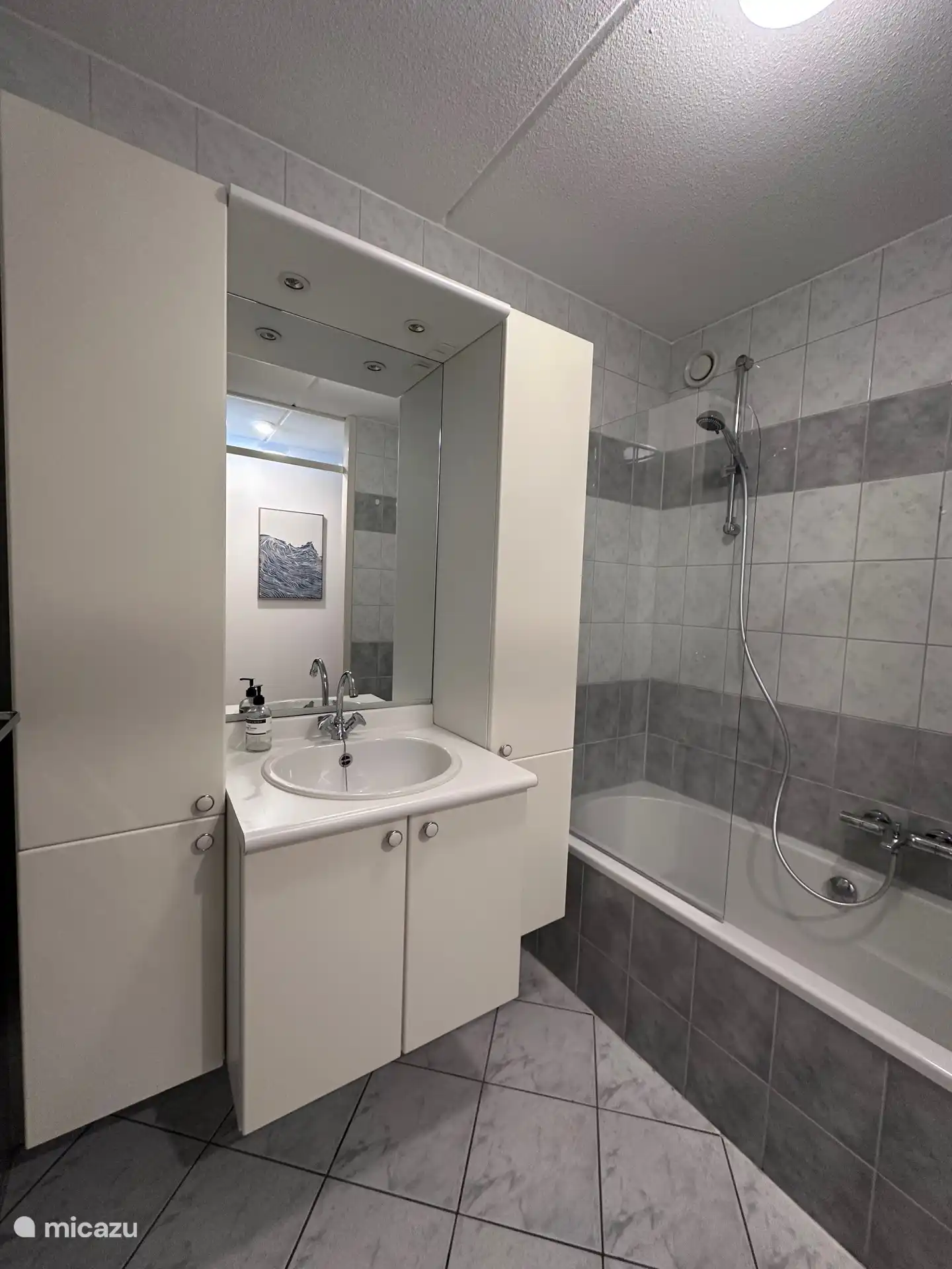 Salle de bain avec meublette, baignoire/douche 