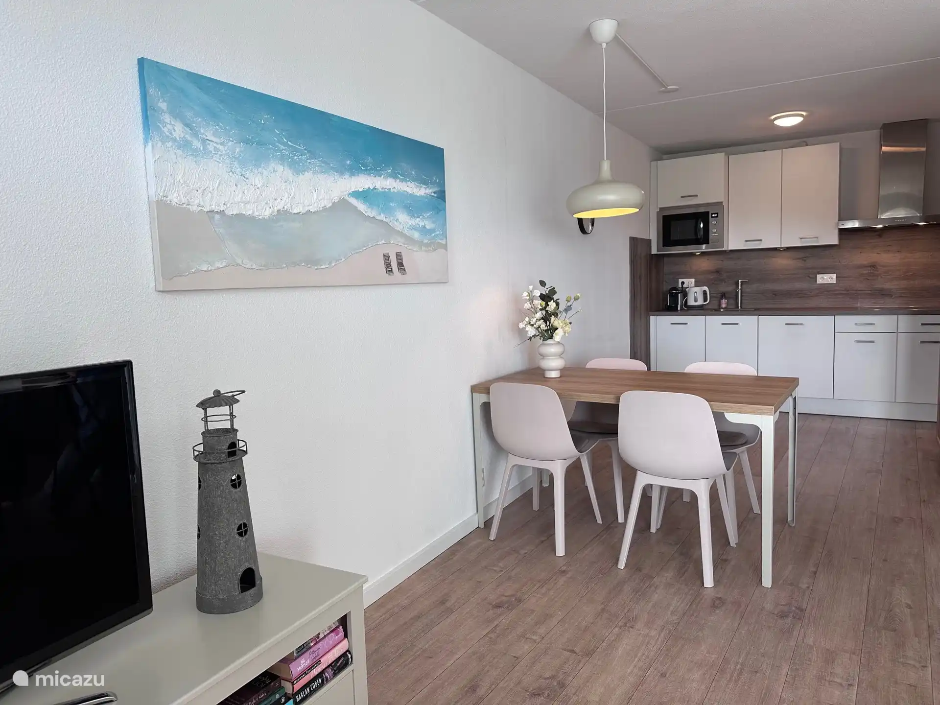 Siempre hay algo que leer en el armario de la tele.  Preciosos en el balcón o en el sofá.