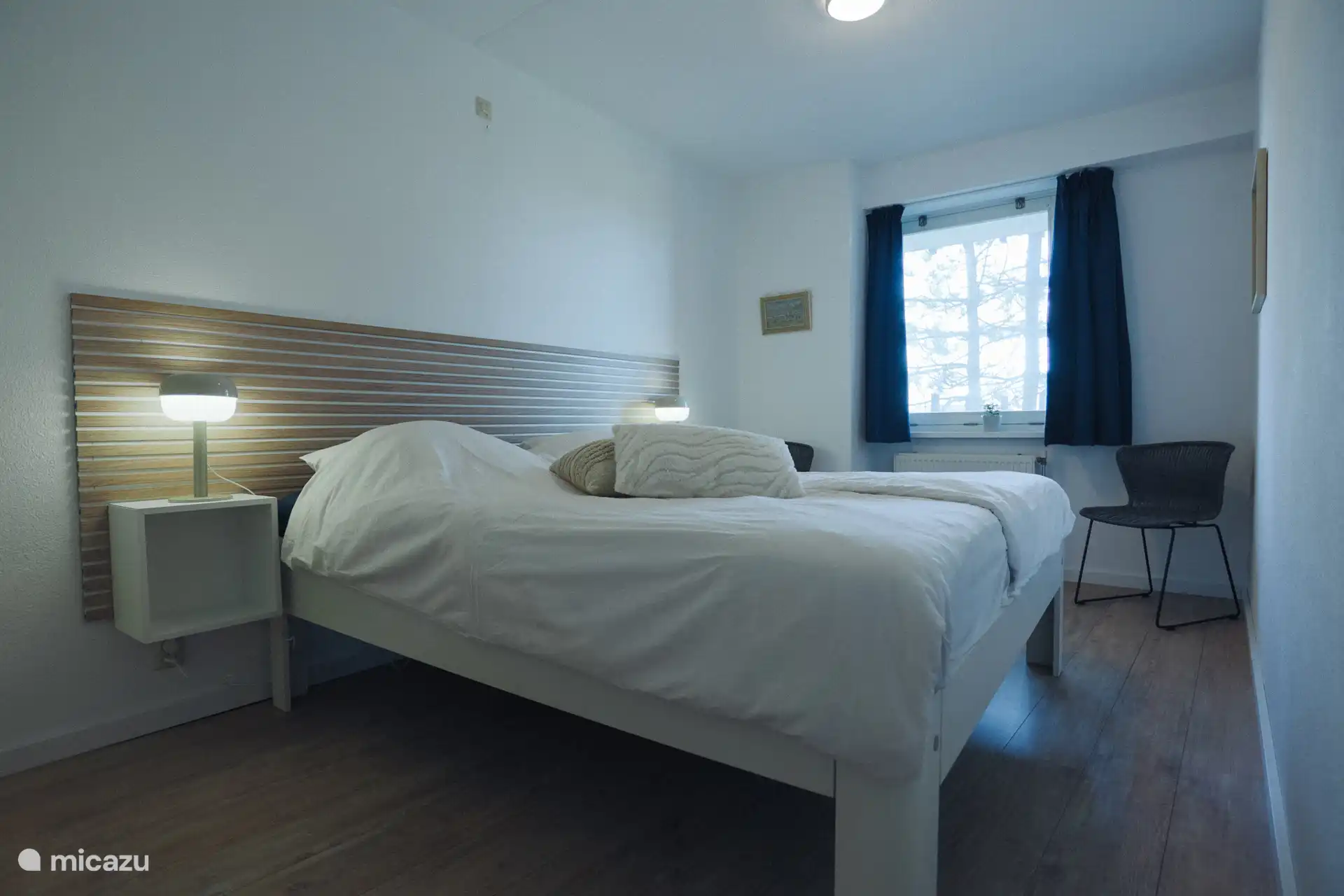 Cubriendo cama, mesillas de noche con luces para leer, enchufes para cargar el móvil, entre otras cosas. (Aún no aparece en la foto, pero ahora también está equipado con persianas enrollables...