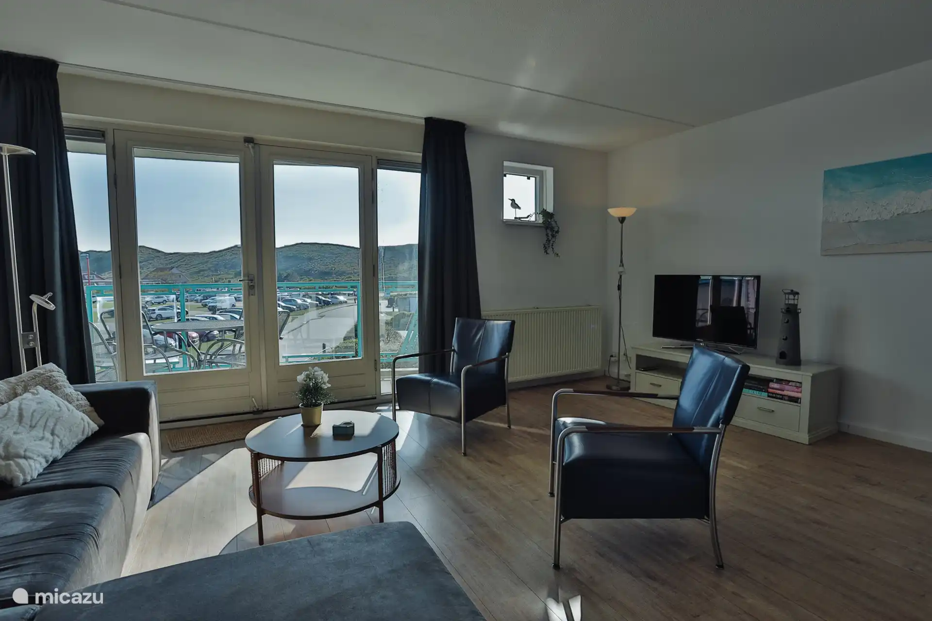 Gira un poco las sillas y mira la tele o ve tu serie favorita (de Netflix).