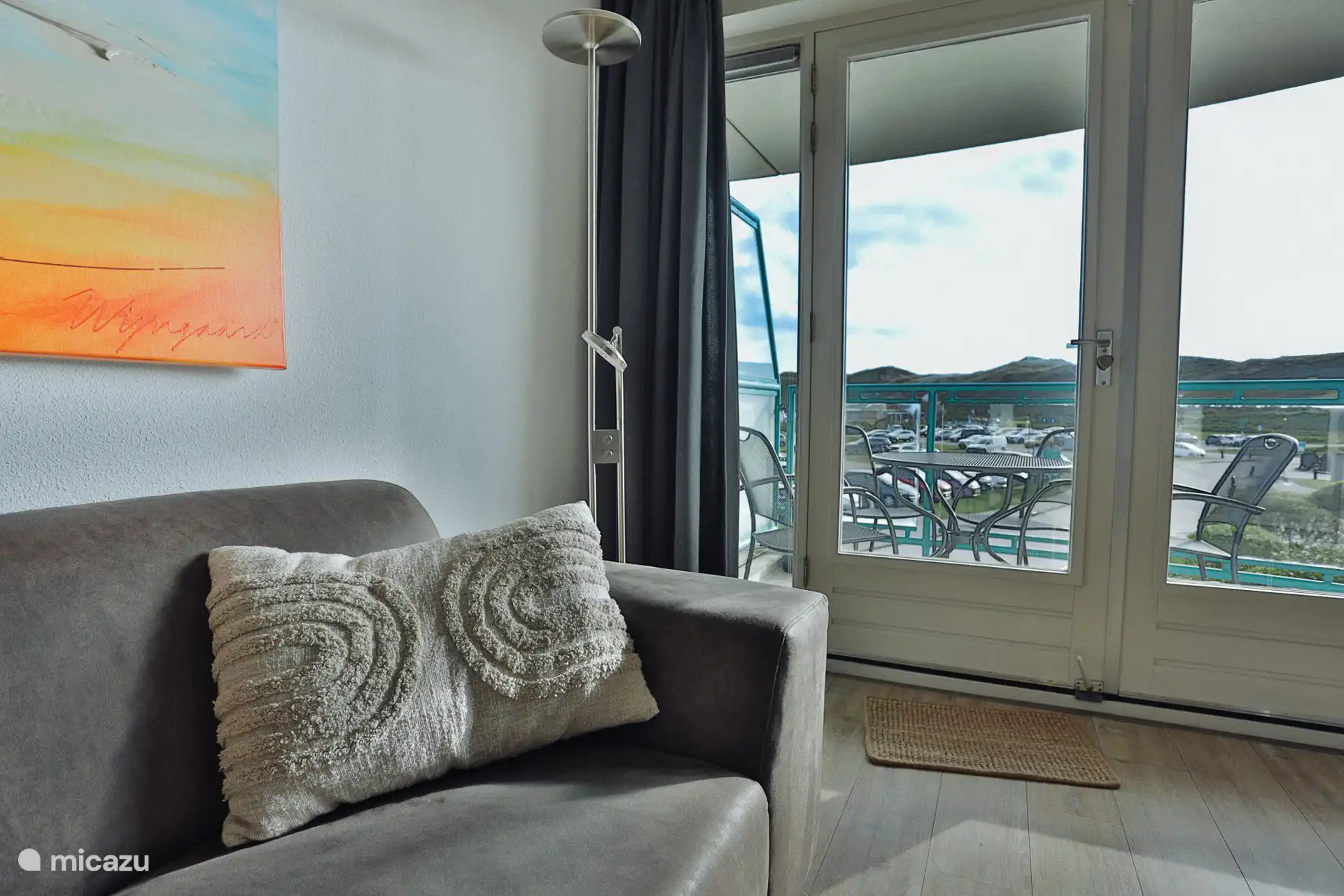 A través de la ventana se puede ver el conjunto de jardín en el balcón. (A la vuelta de la esquina hay 2 sillas más de relajación)