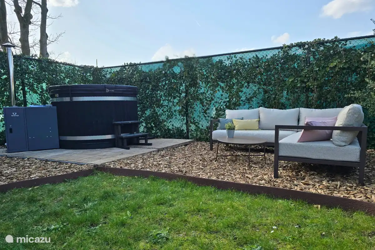 Hot tub in the fenced garden