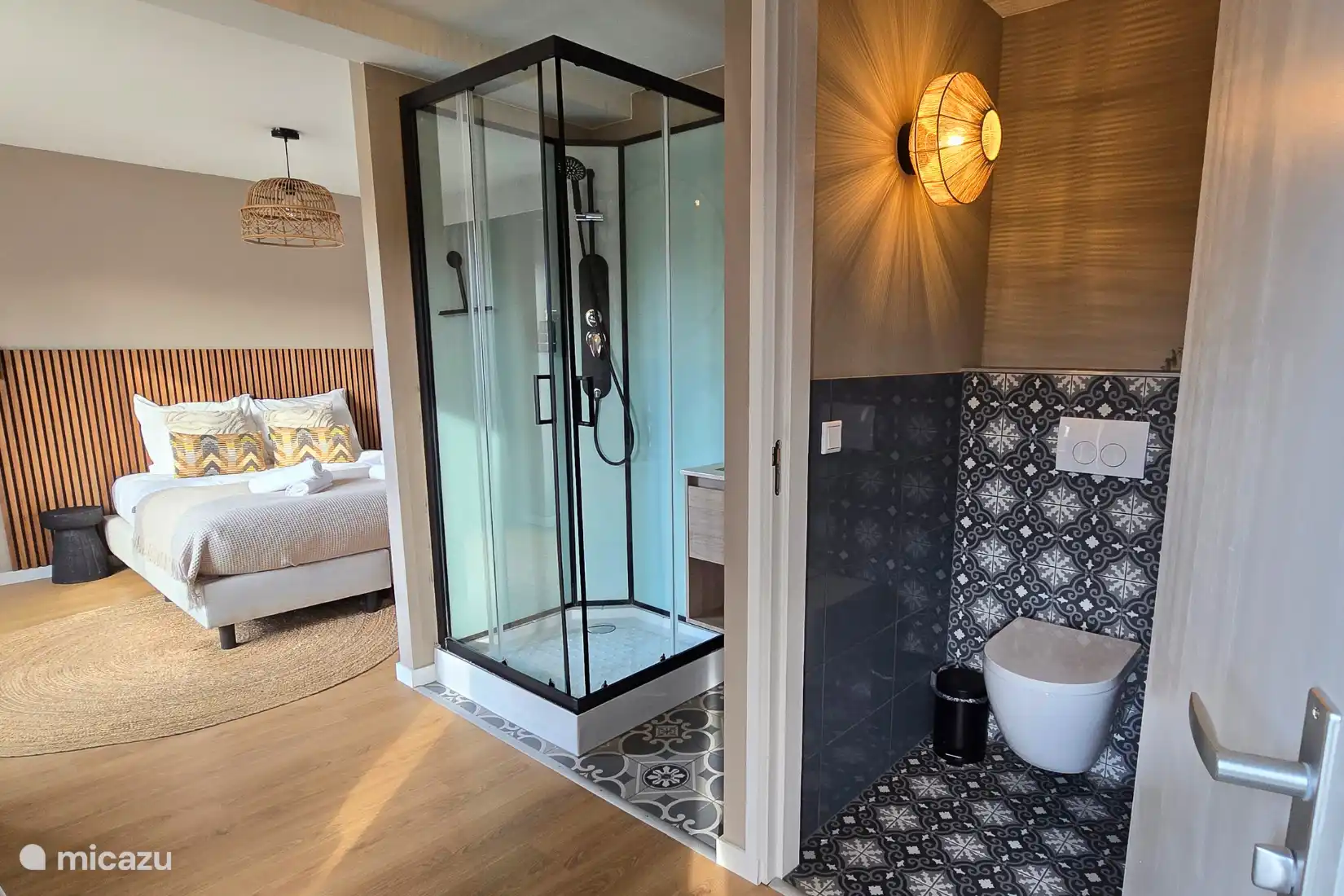 Ensuite bathroom + toilet in bedroom 1