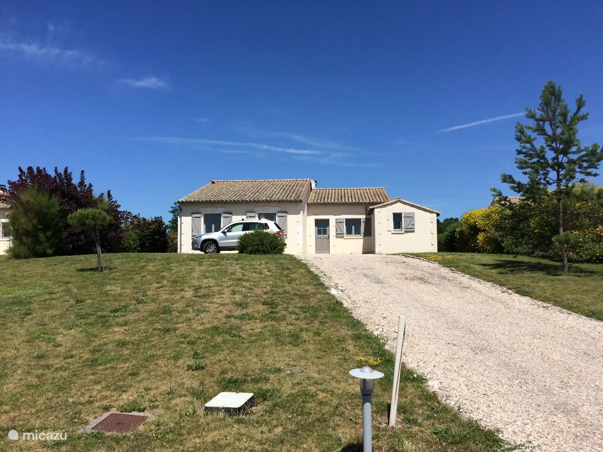 Vorderseite mit Einfahrt