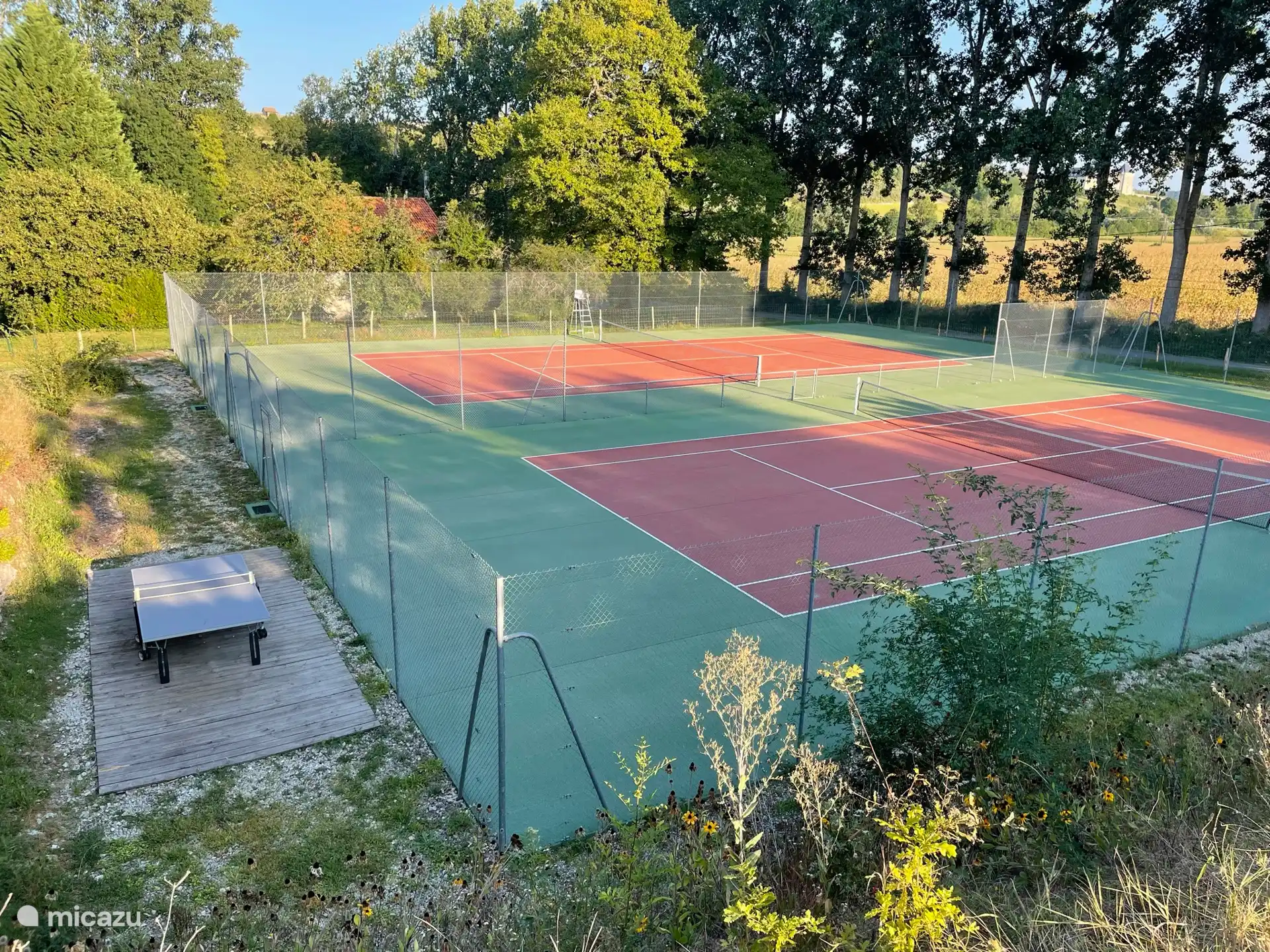 Tennisplätze und Tischtennis sind kostenlos. 