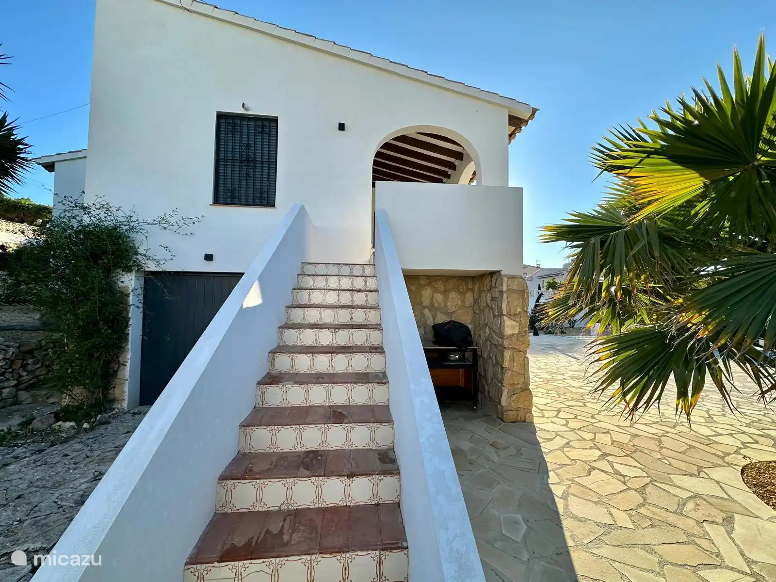 Trapopgang, garage en BBQ