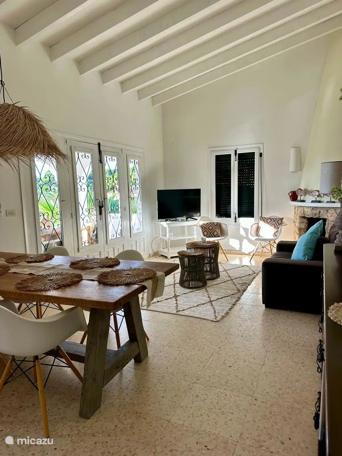 Casa Viva la Vida Moraira, Wohnzimmer mit Esstisch für die kalten Zeiten