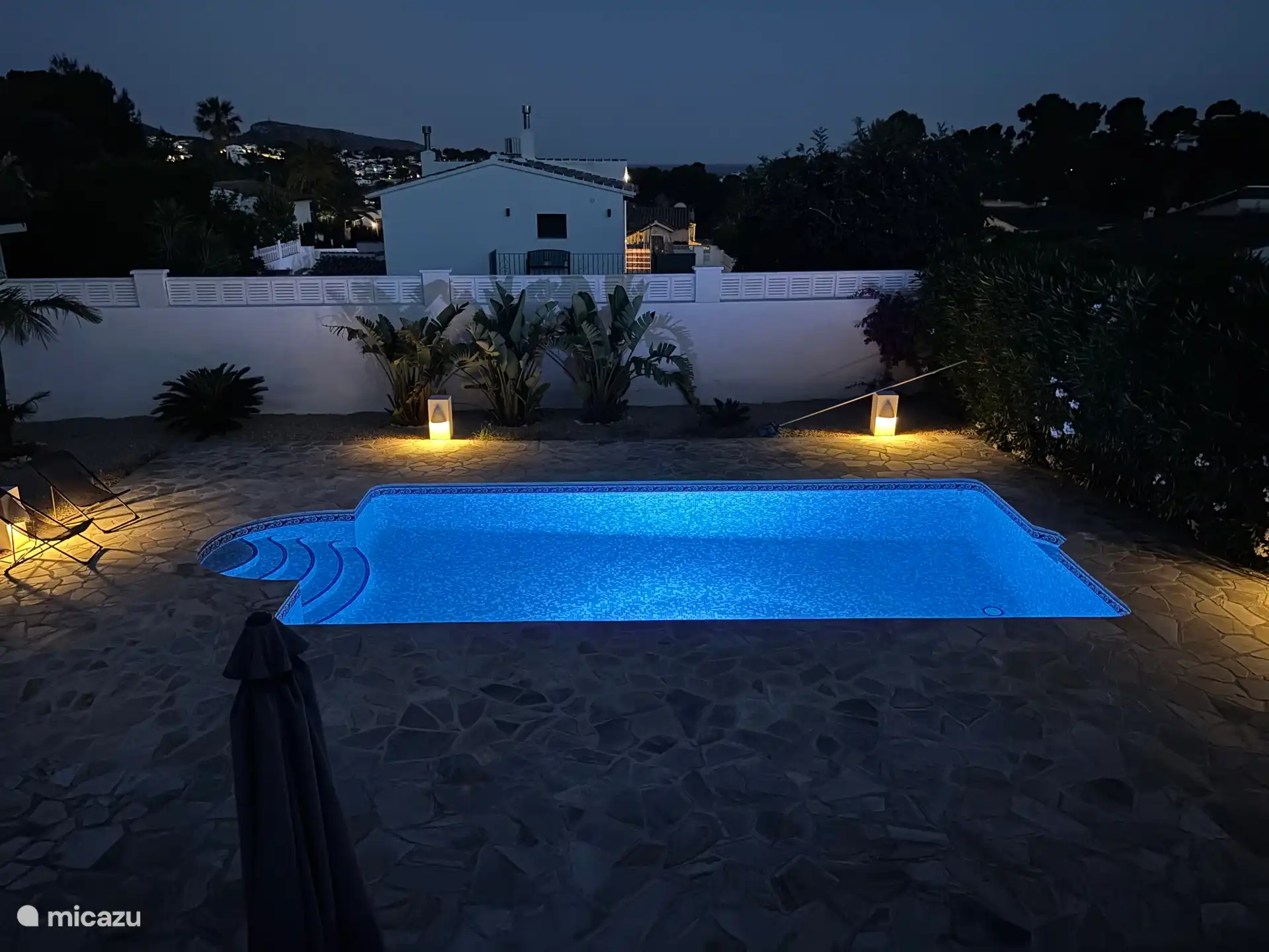 Piscine et éclairage. 