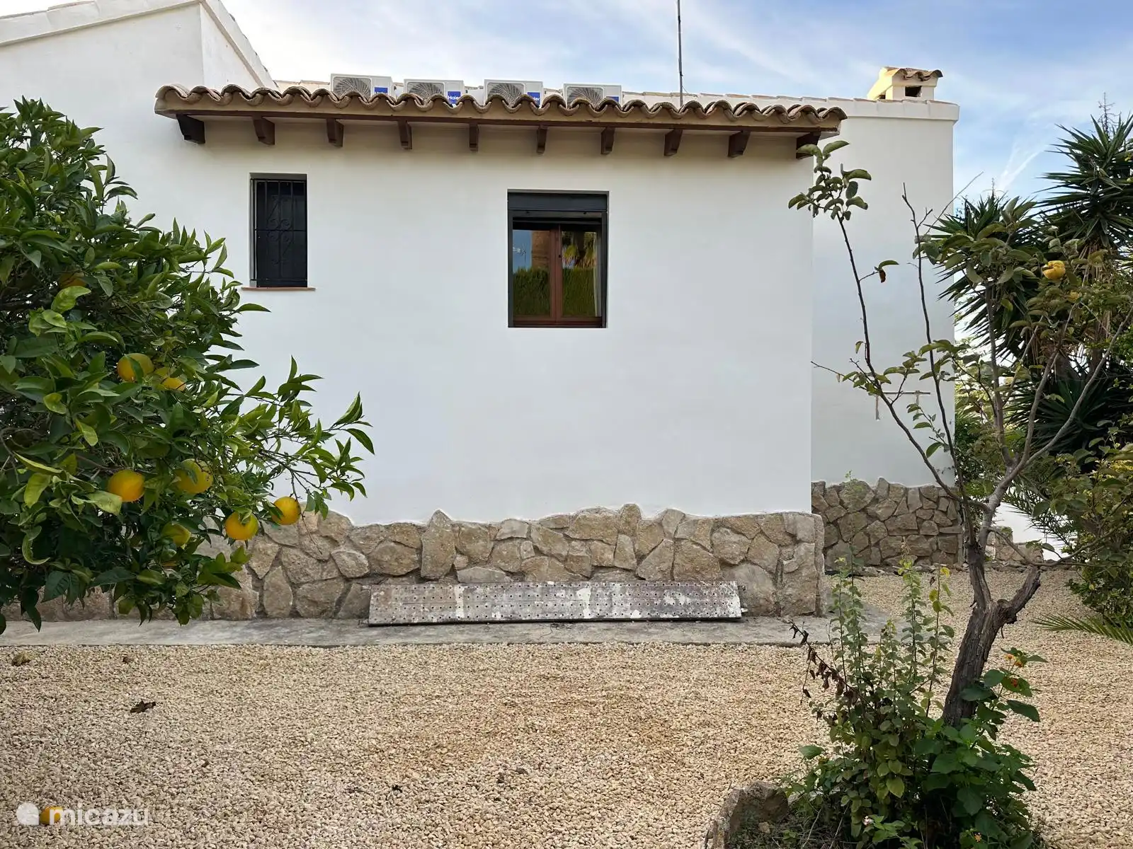 Voorkant huis en voortuin