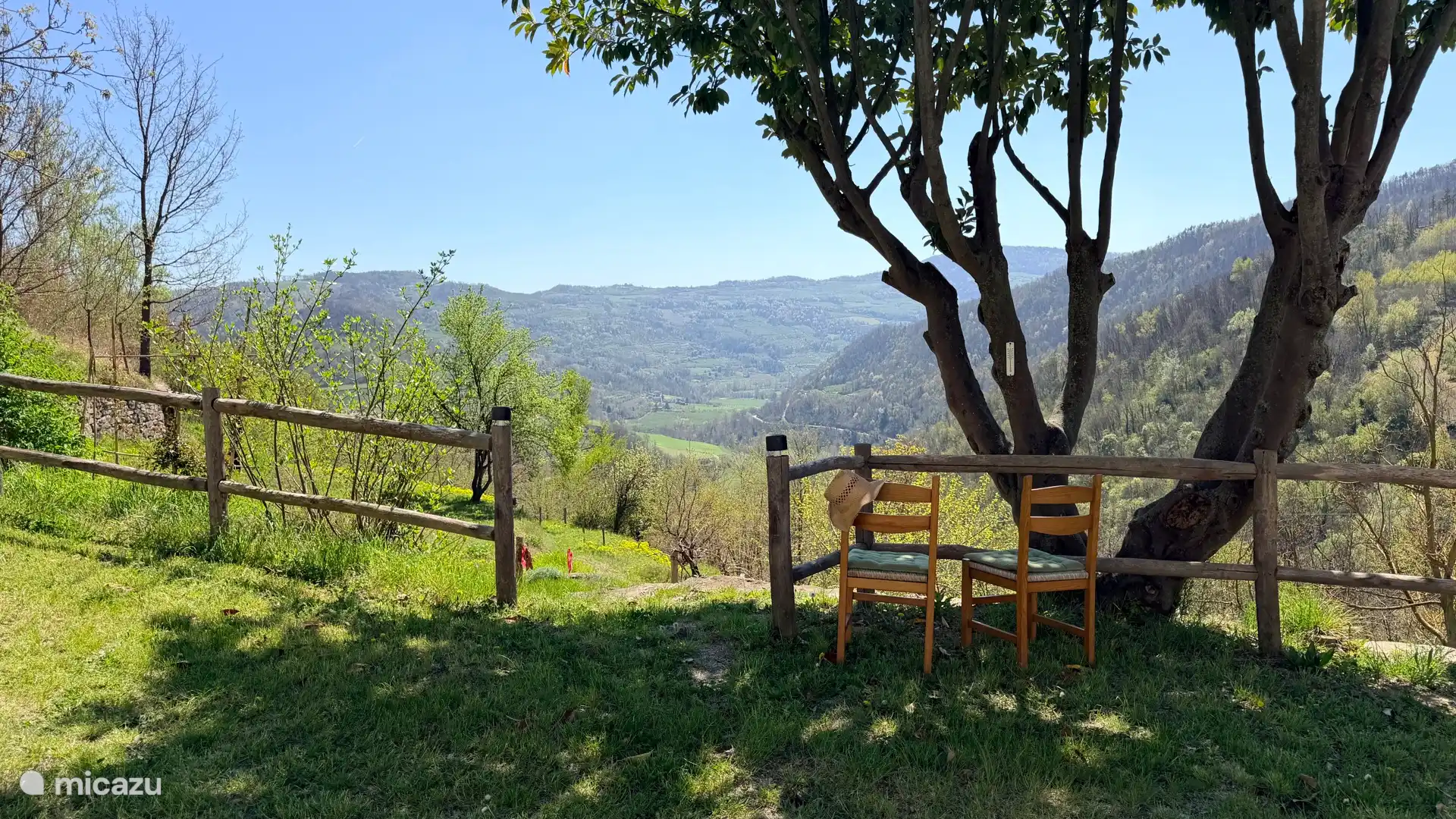 Fijn schaduwrijk plekje in de tuin met prachtig uitzicht.