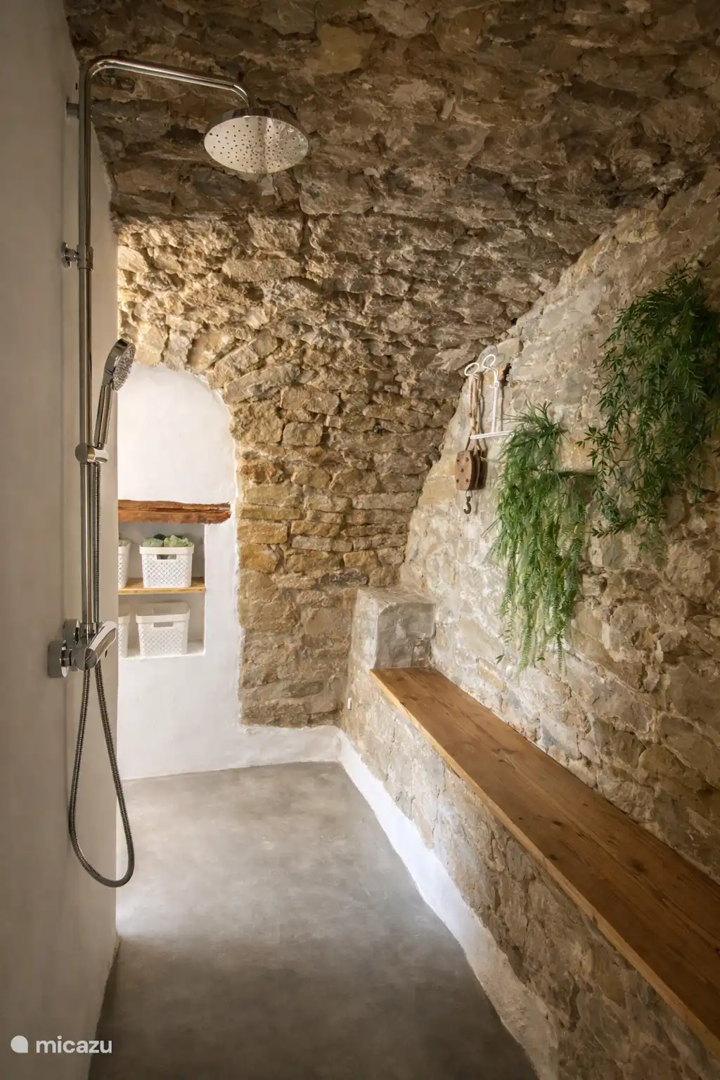 Bad im Erdgeschoss mit Dusche, Toilette und Waschmaschine/Trockner