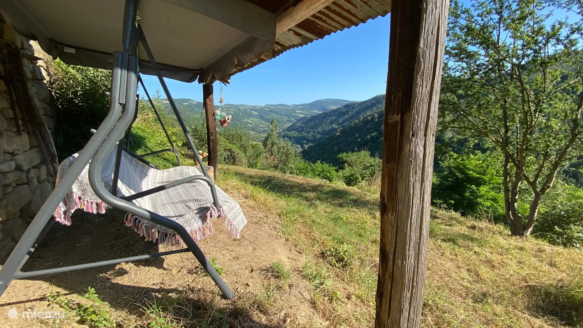 Landplatz mit Blick auf das Tal