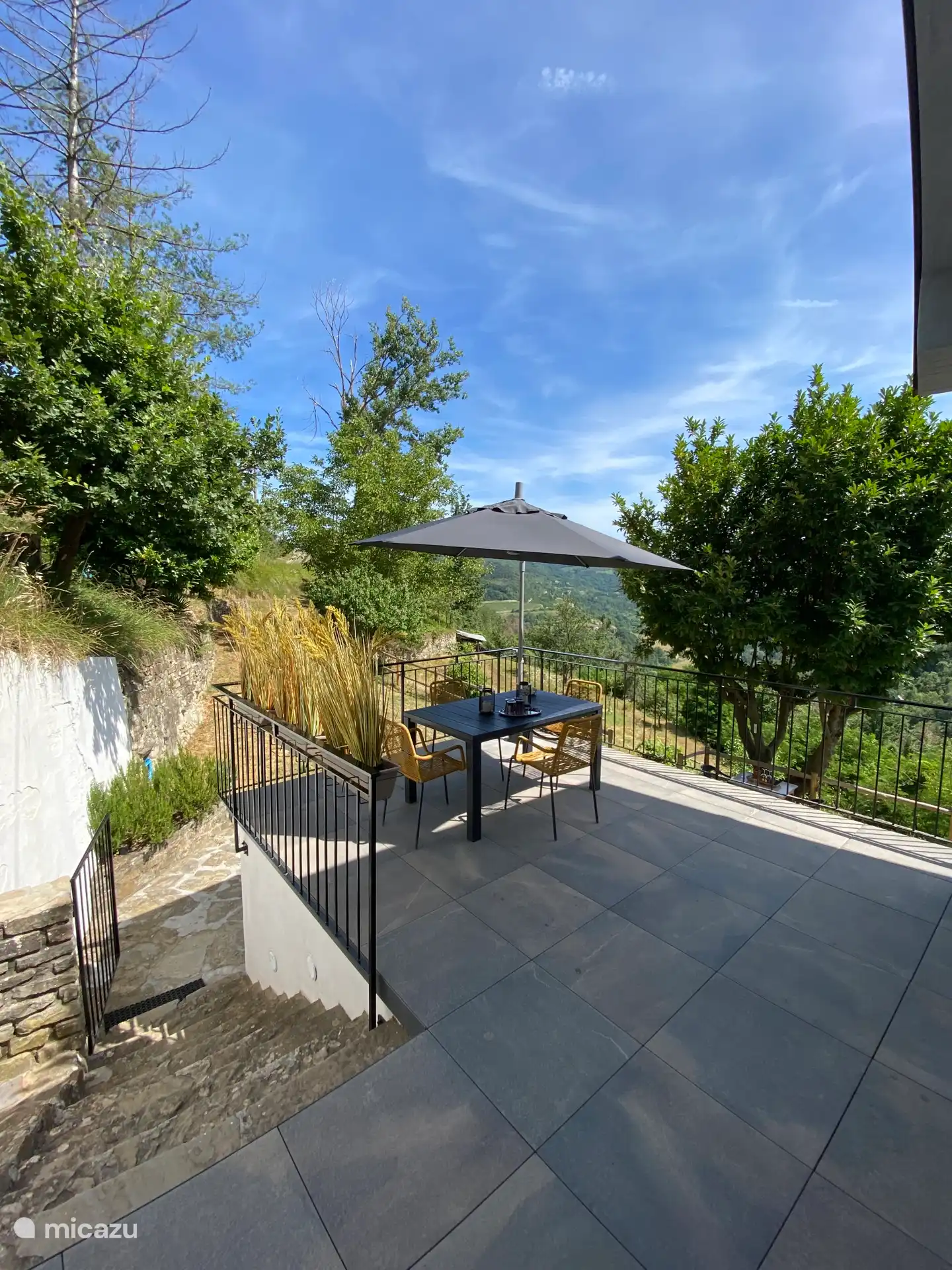 Blick von der Terrasse vor der Küche