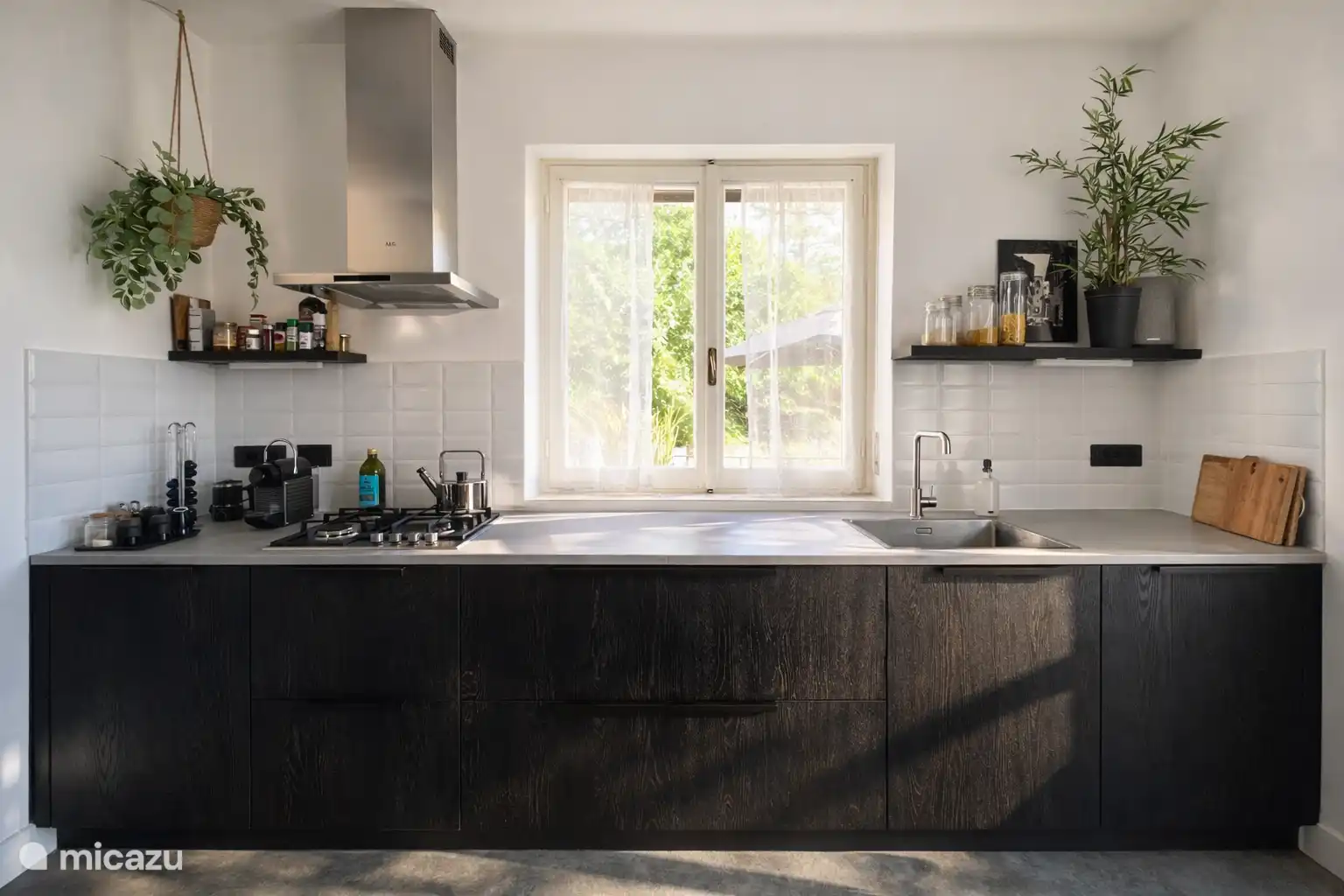 Küche mit Geschirrspüler, Ofen und Mikrowelle