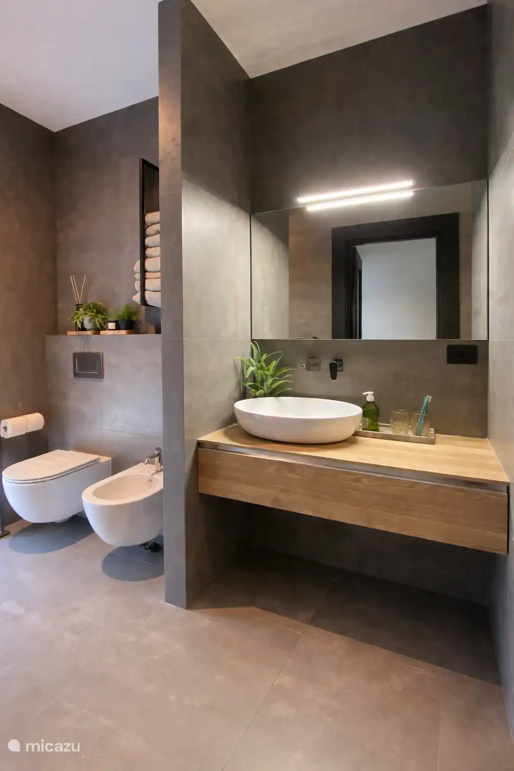 Badezimmer mit Dusche, Toilette und Bidet