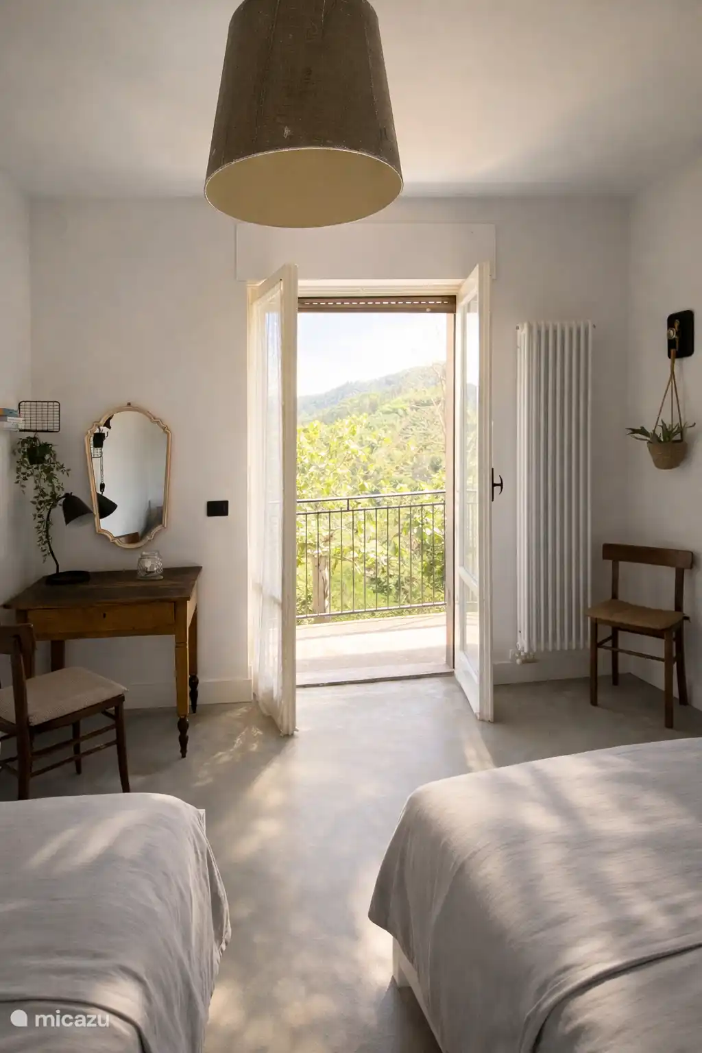 Französische Türen zum Balkon im zweiten Schlafzimmer