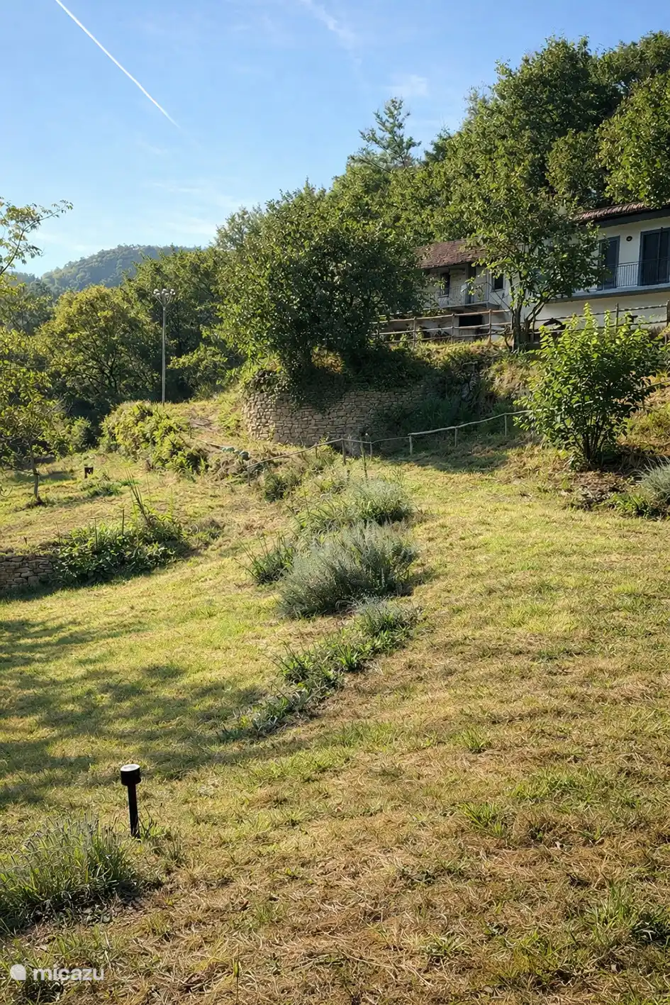 Blick auf das Haus von der unteren Terrasse 