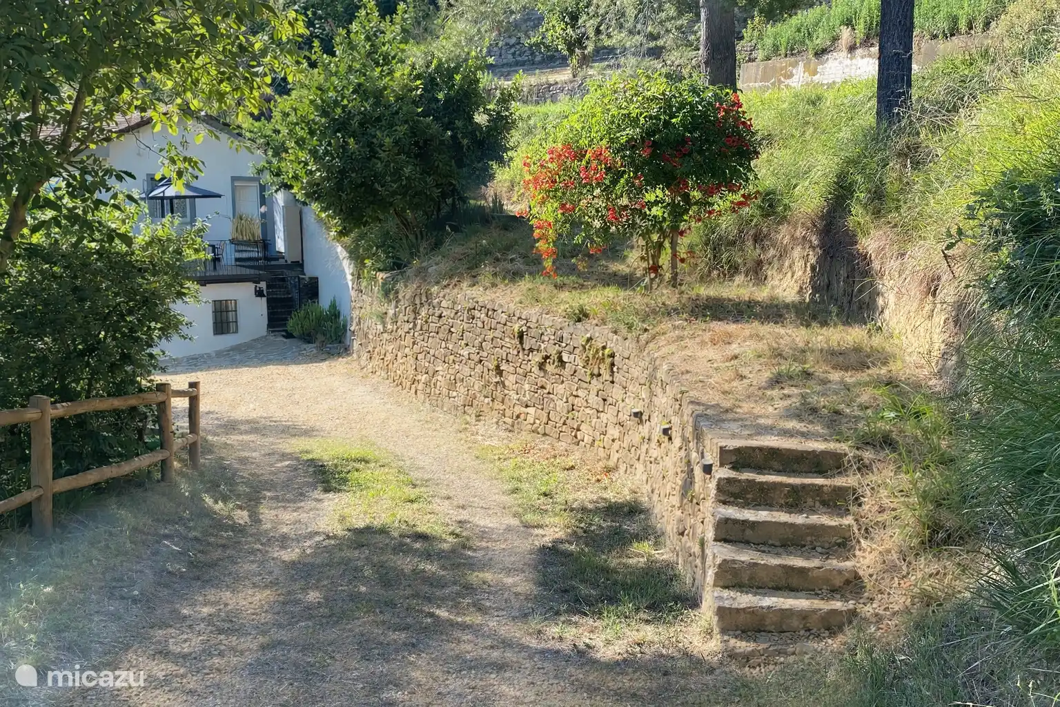 Einfahrt zum Haus. Die Einfahrt ist etwa 100 Meter lang.