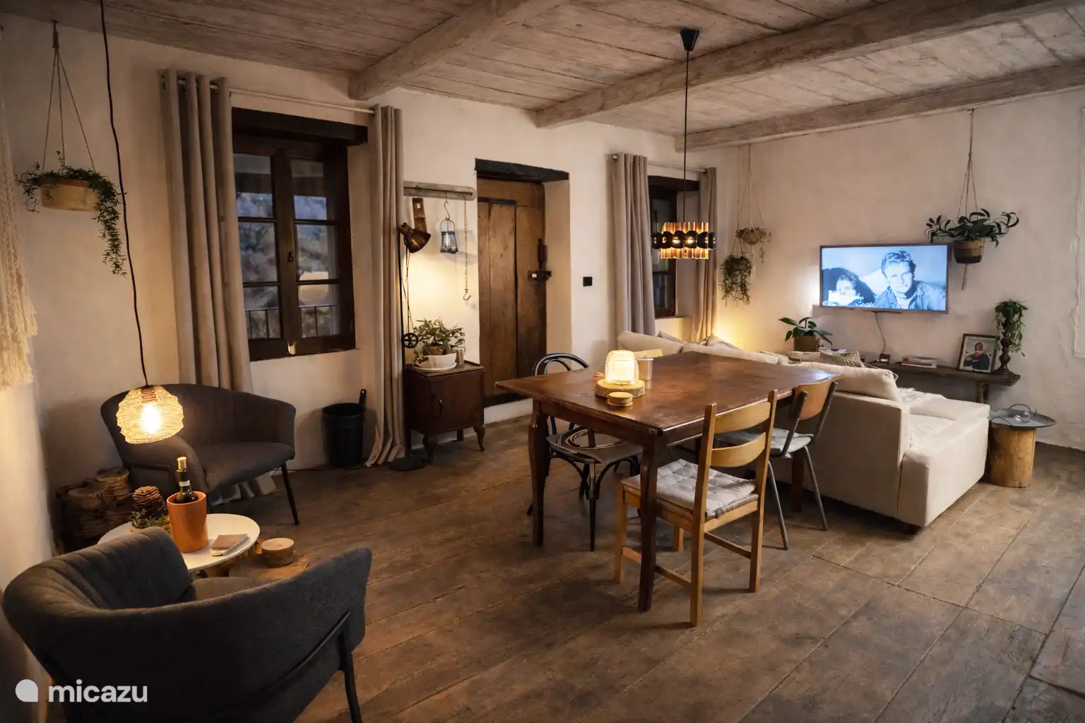 De woonkamer bevindt zich in het 110 jaar oude deel van het huis. 