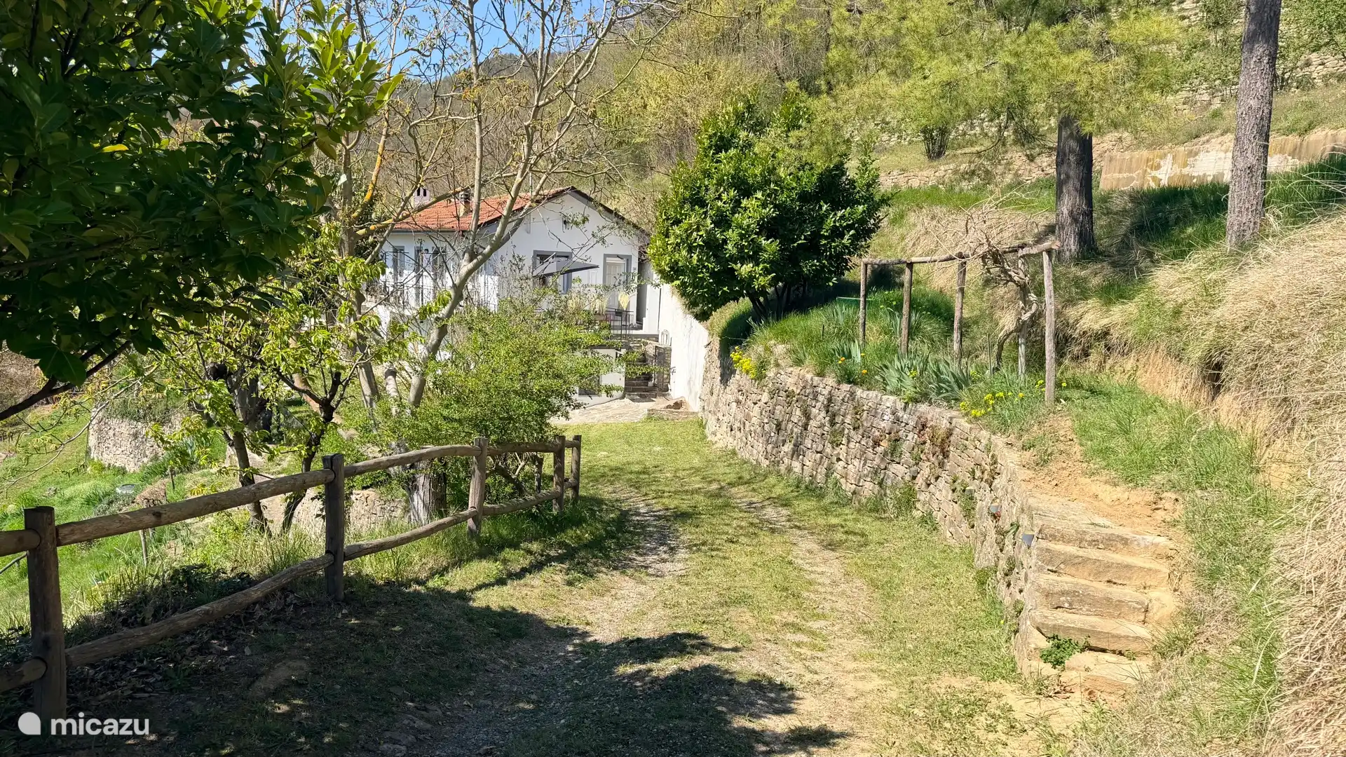 De oprit naar het huis is ongeveer 100 meter.