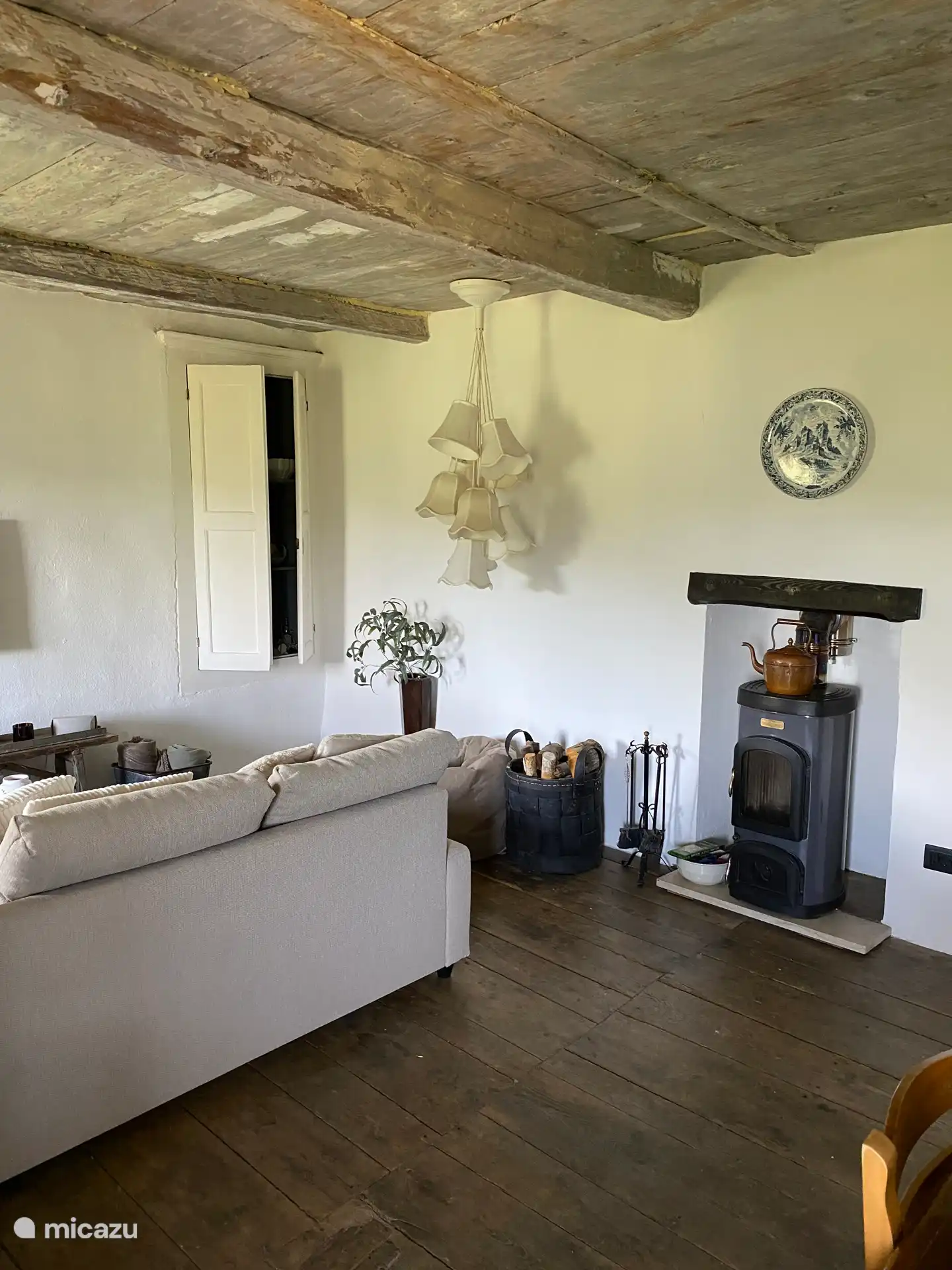 Sofa und Fernseher im Wohnzimmer