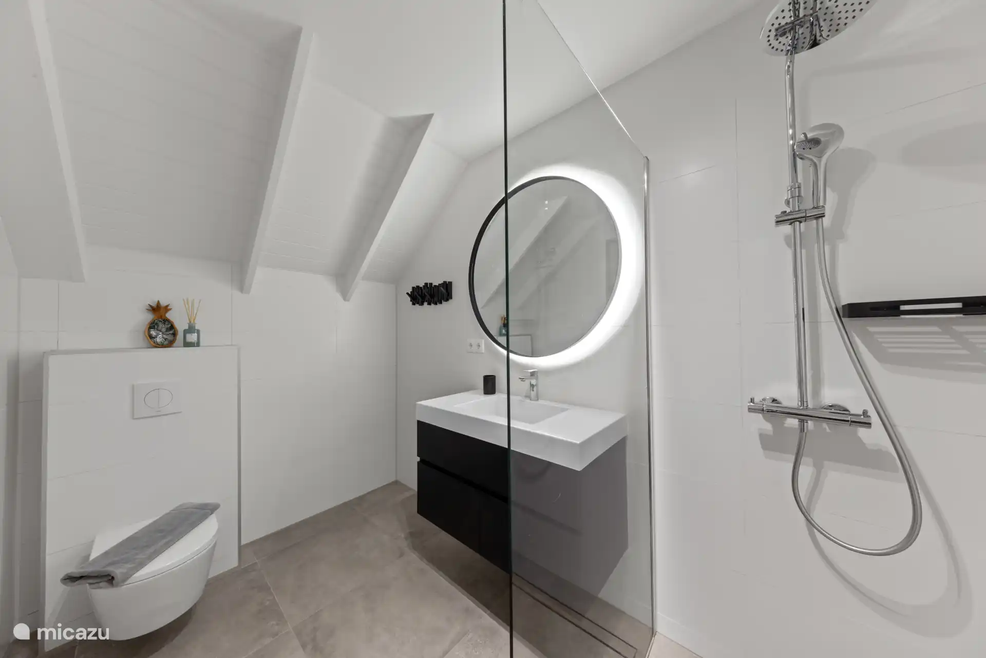 Badkamer van slaapkamer 3 op de 1e verdieping 