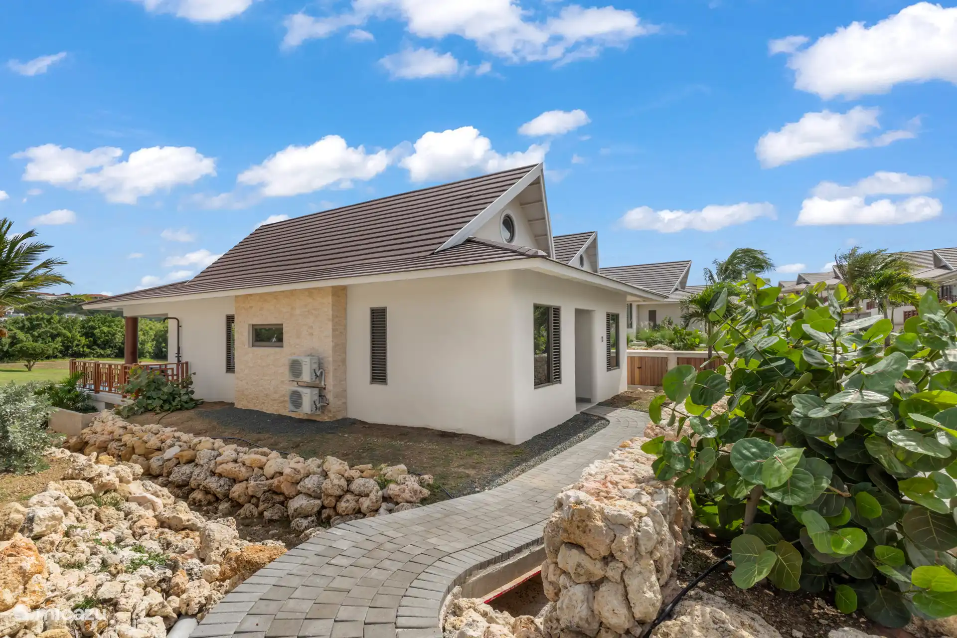 Zijaanzicht van de villa 