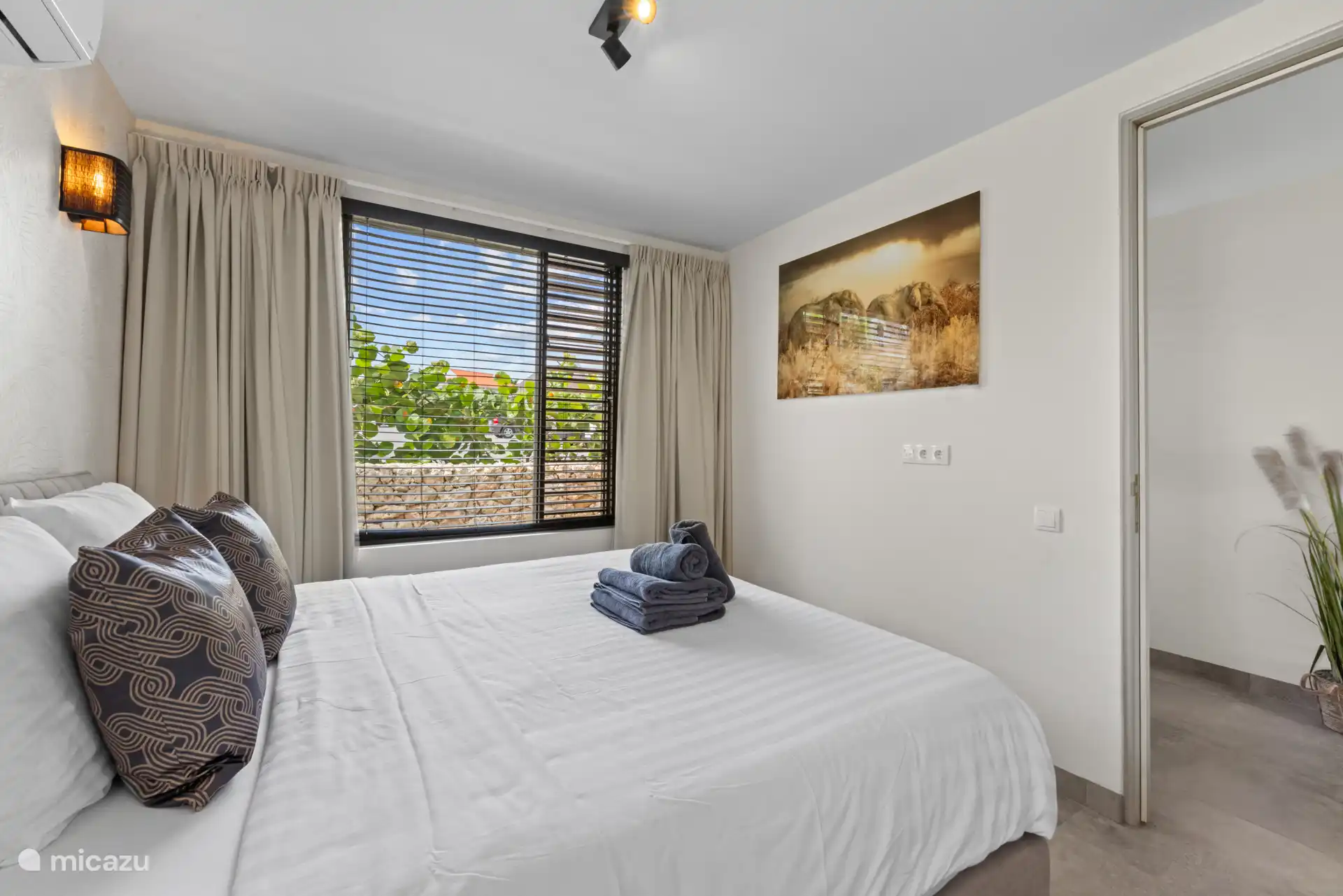 Slaapkamer 1 met badkamer ensuite