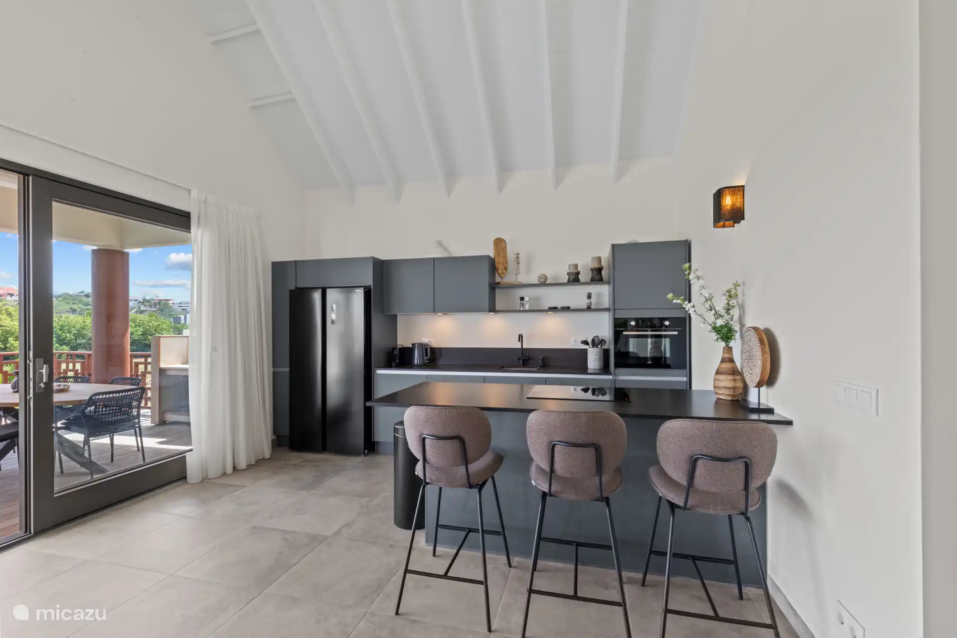 Keuken met Amerikaanse koelkast