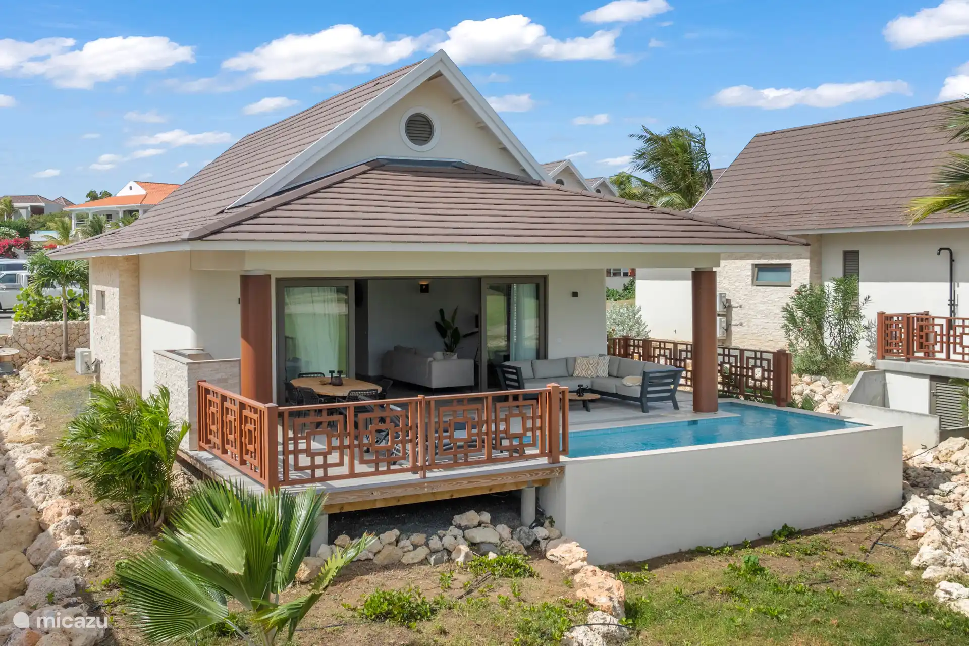 Vrijstaande villa met grote veranda en privézwembad 