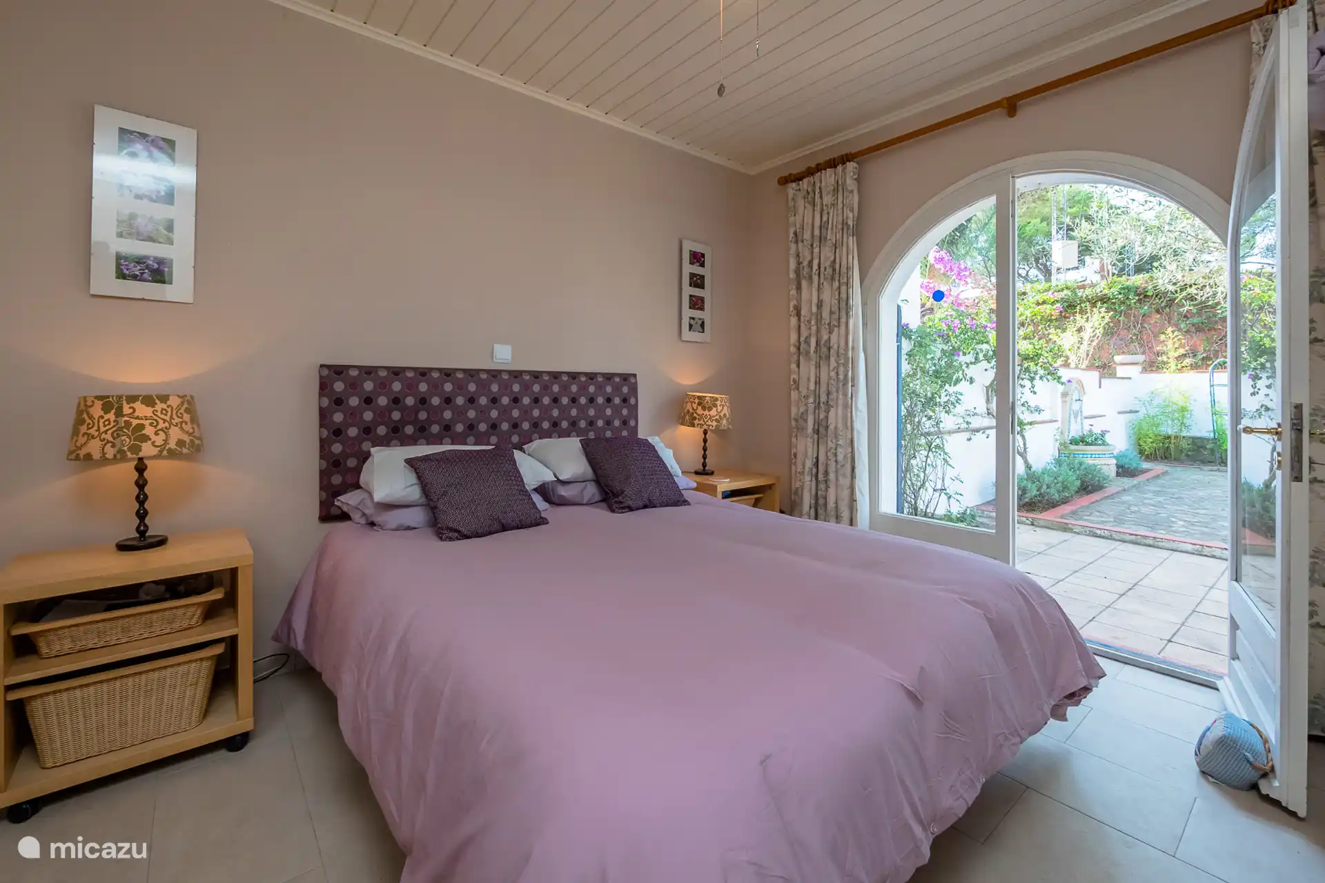 Double bedroom with en-suite shower roon