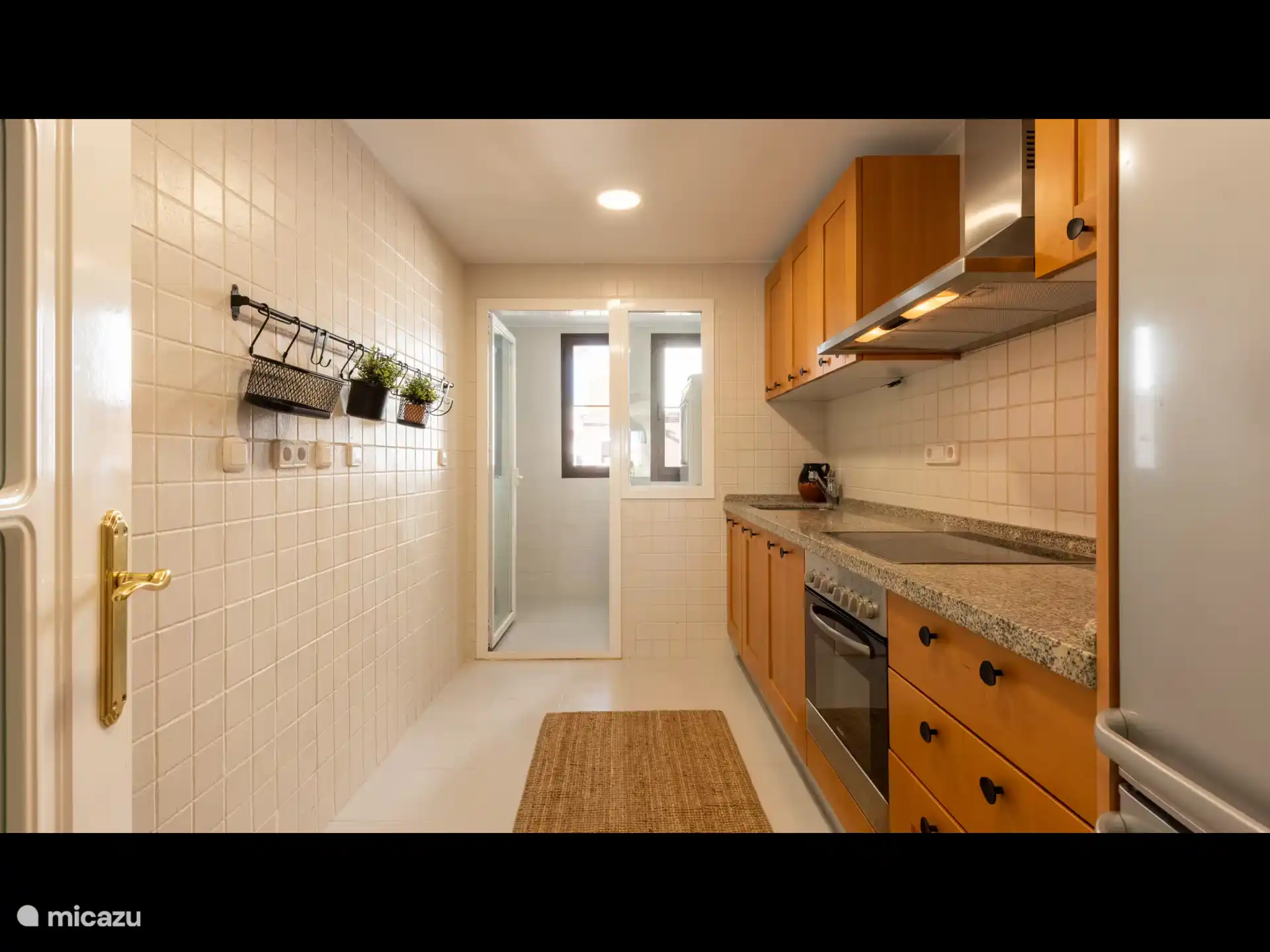 De volledige, complete ingerichte keuken, welke nu uitgevoerd is in wit.