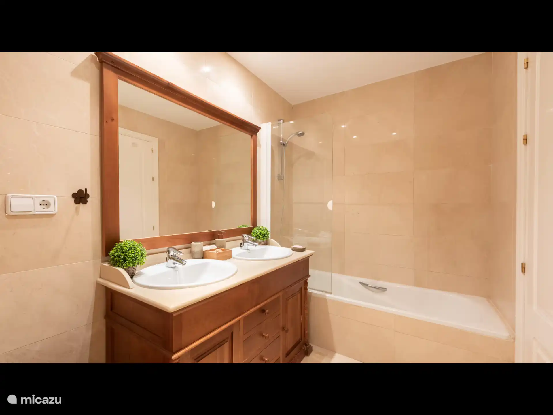 Badkamer 1 direct gelegen bij slaapkamer 1 met bad, douche bidet en twee wastafels