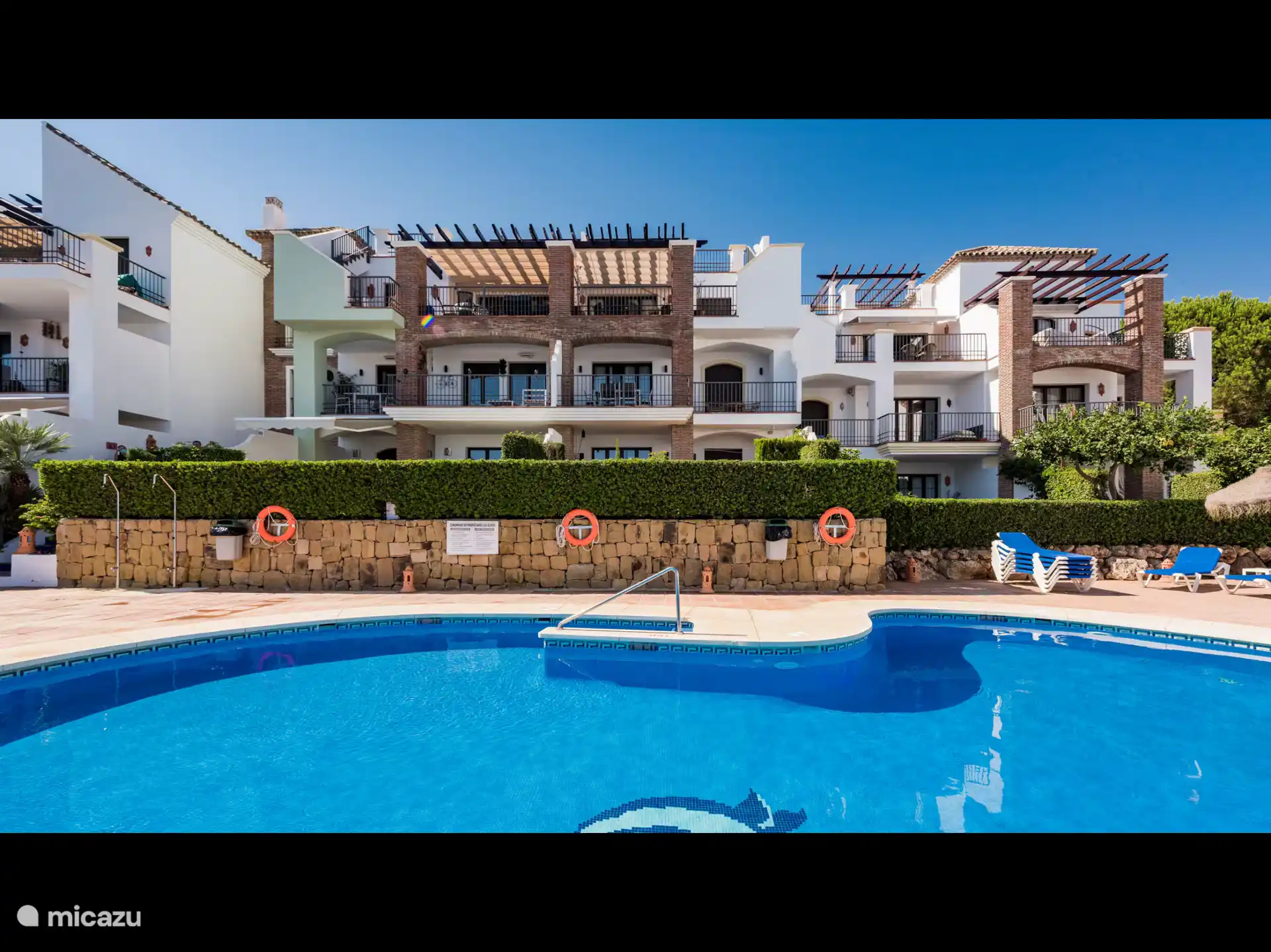 Het gezamenlijke zwembad met separaat een ruim kinderbad met beperkte diepte
Lichstoelen en parasols zijn beschikbaar