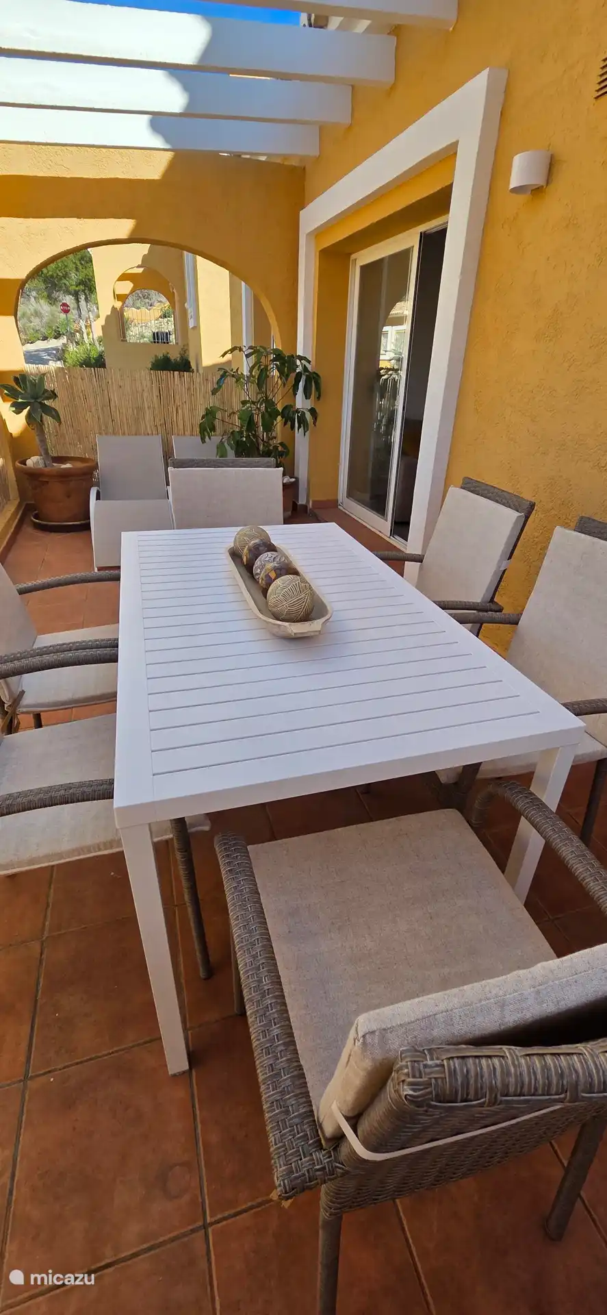 Heerlijk tafelen of genieten van de rust op de twee ligbedden.