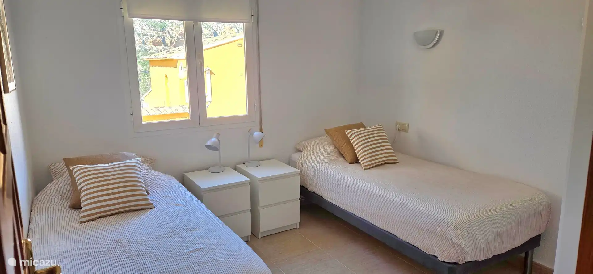 Slaapkamer 1 (1) met twee afzonderlijke bedden en een kledingkast. Rolluik zorgt ervoor dat het volledig donker is op de kamer.