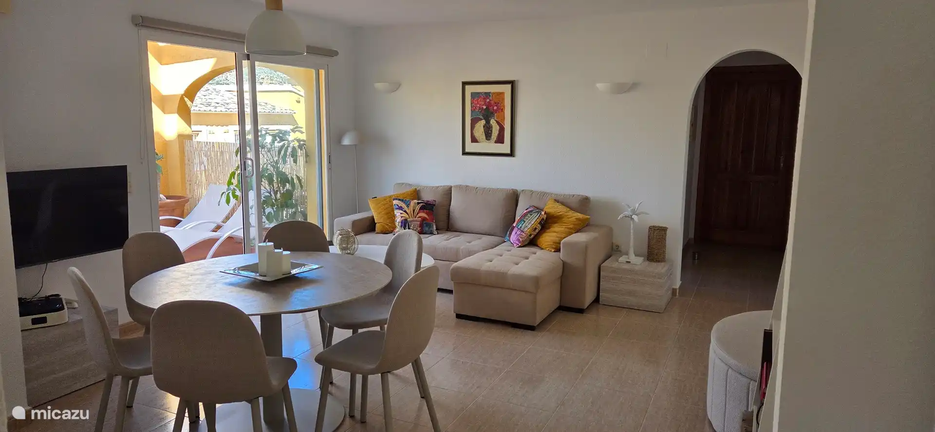 Comfortabele (slaap)bank inclusief chaise longue, Smart TV en LP-speler