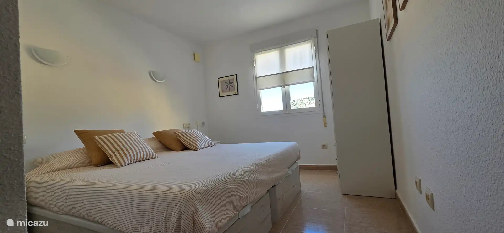 Slaapkamer 2 met twee bedden van in totaal 1.80m breed, en een kledingkast Onder het bed is een bedbox met bergruimte. Er is een bagagerek. Rolluik zorgt voor volledige verduistering.