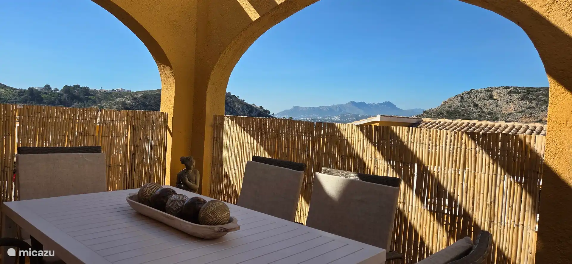 Zonnig terras met prachtig zicht op de bergen. Geniet elke avond van de zonsondergang. Zeer romantisch.