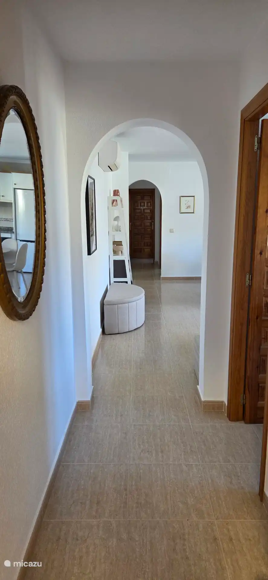 Entree en inkomsthal met doorkijk naar woonkamer