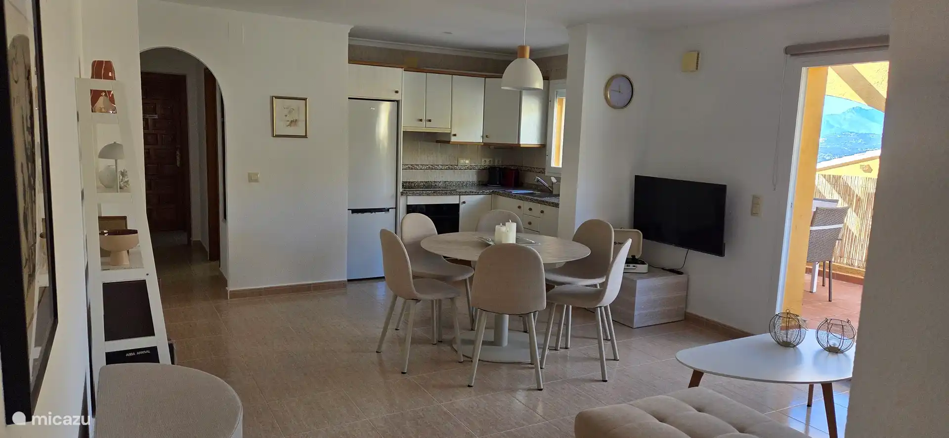 Gezellige woonkamer met open keuken en veel lichtinval