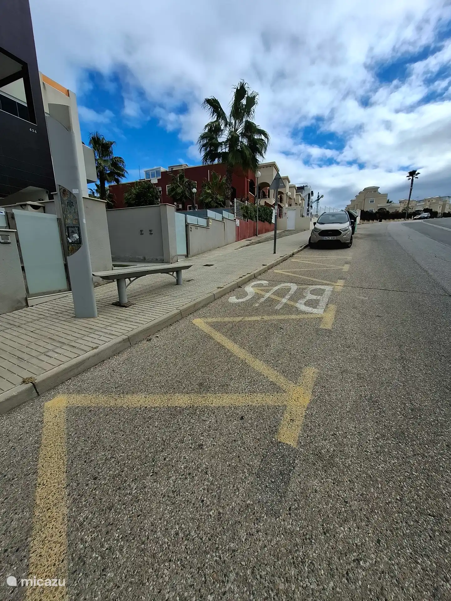 Bushalte om de hoek.