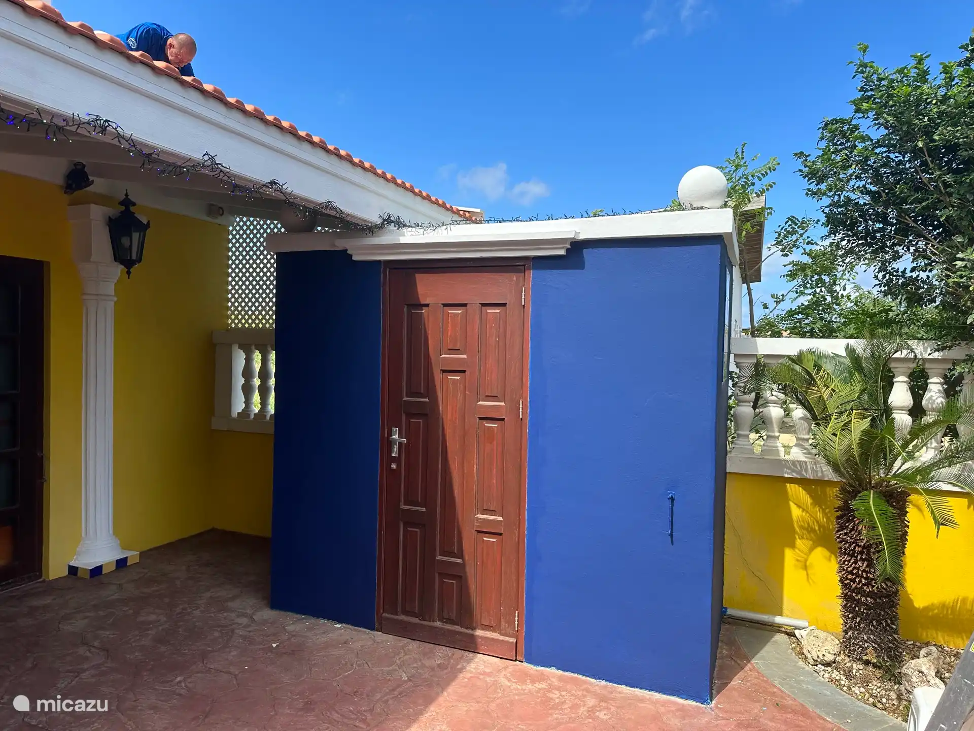 Abri avec chaises longues de plage et machine à laver 