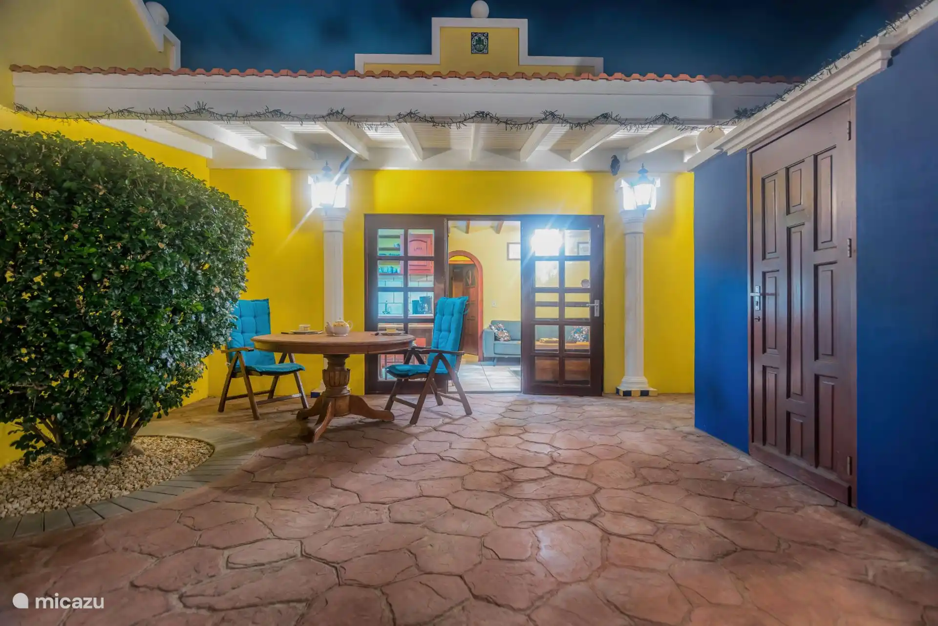 Devant l’appartement 