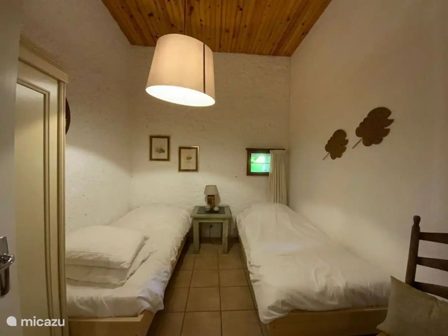 Bedroom with 2 single beds