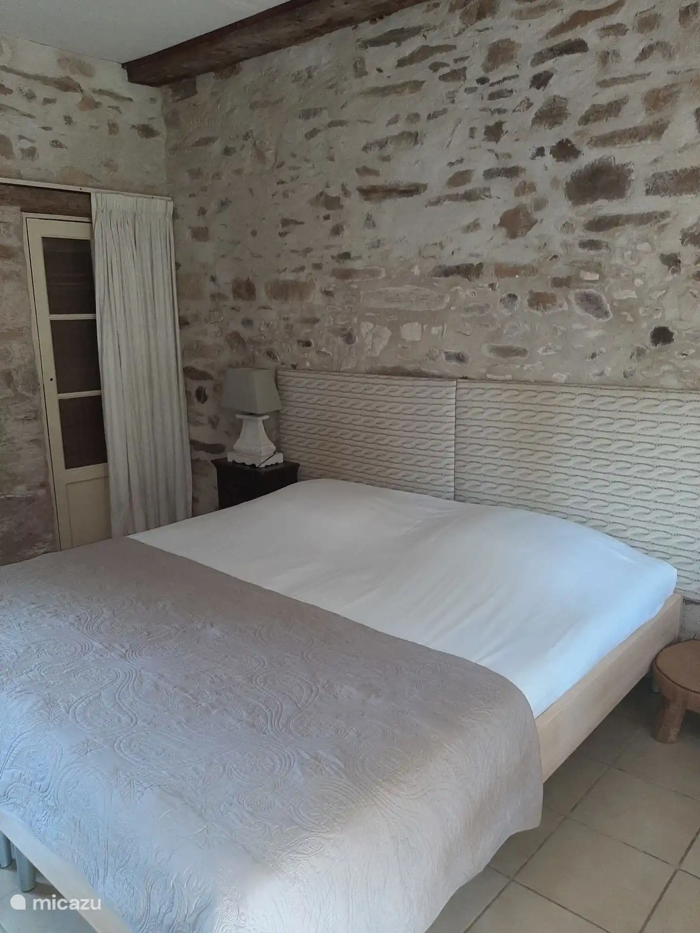 Grand lit in living room